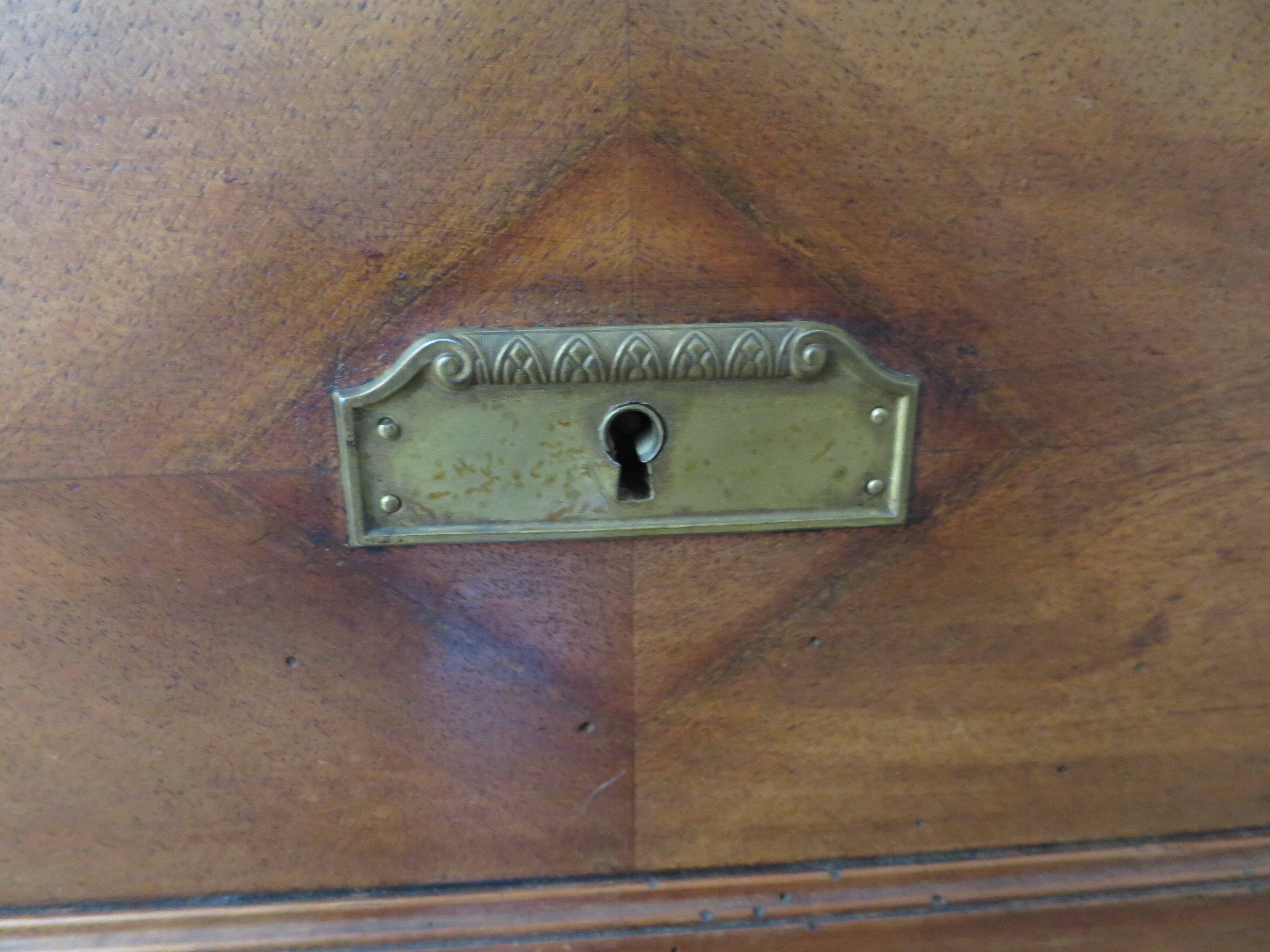 Louis Philippe style chest of drawers with 4 drawers in solid walnut and marble, 1900-1950.