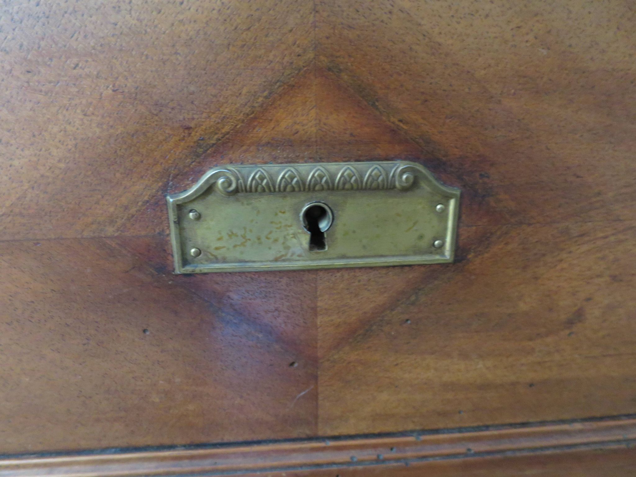 Louis Philippe style chest of drawers with 4 drawers in solid walnut and marble, 1900-1950.