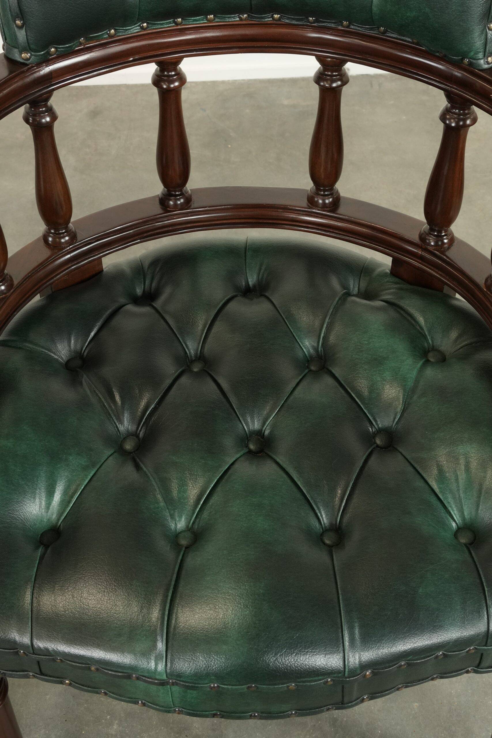 Ensemble de deux chaises de bureau Chesterfield en cuir de vachette vert de style anglais.