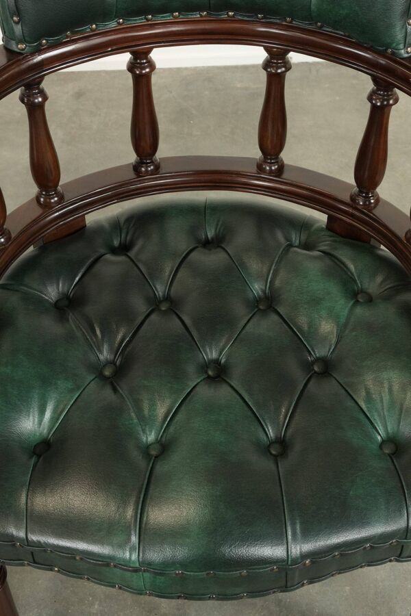 Ensemble de deux chaises de bureau Chesterfield en cuir de vachette vert de style anglais.