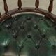 Ensemble de deux chaises de bureau Chesterfield en cuir de vachette vert de style anglais.