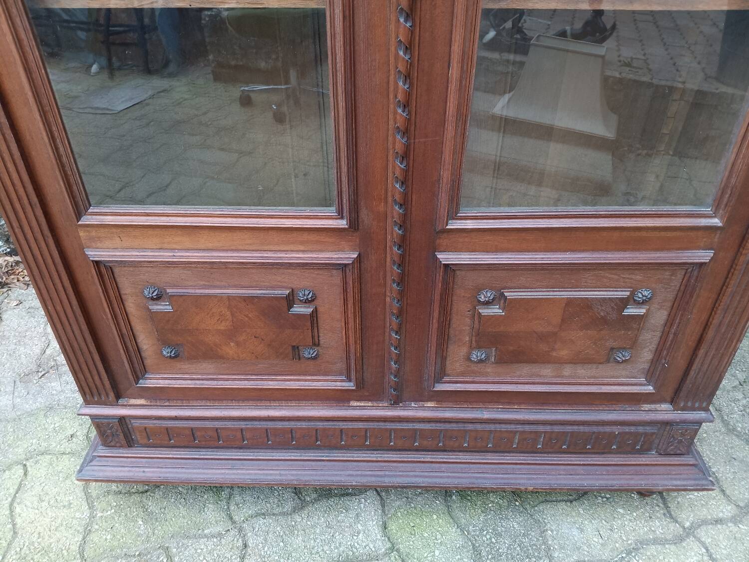 Glass display cabinet/bookshelf