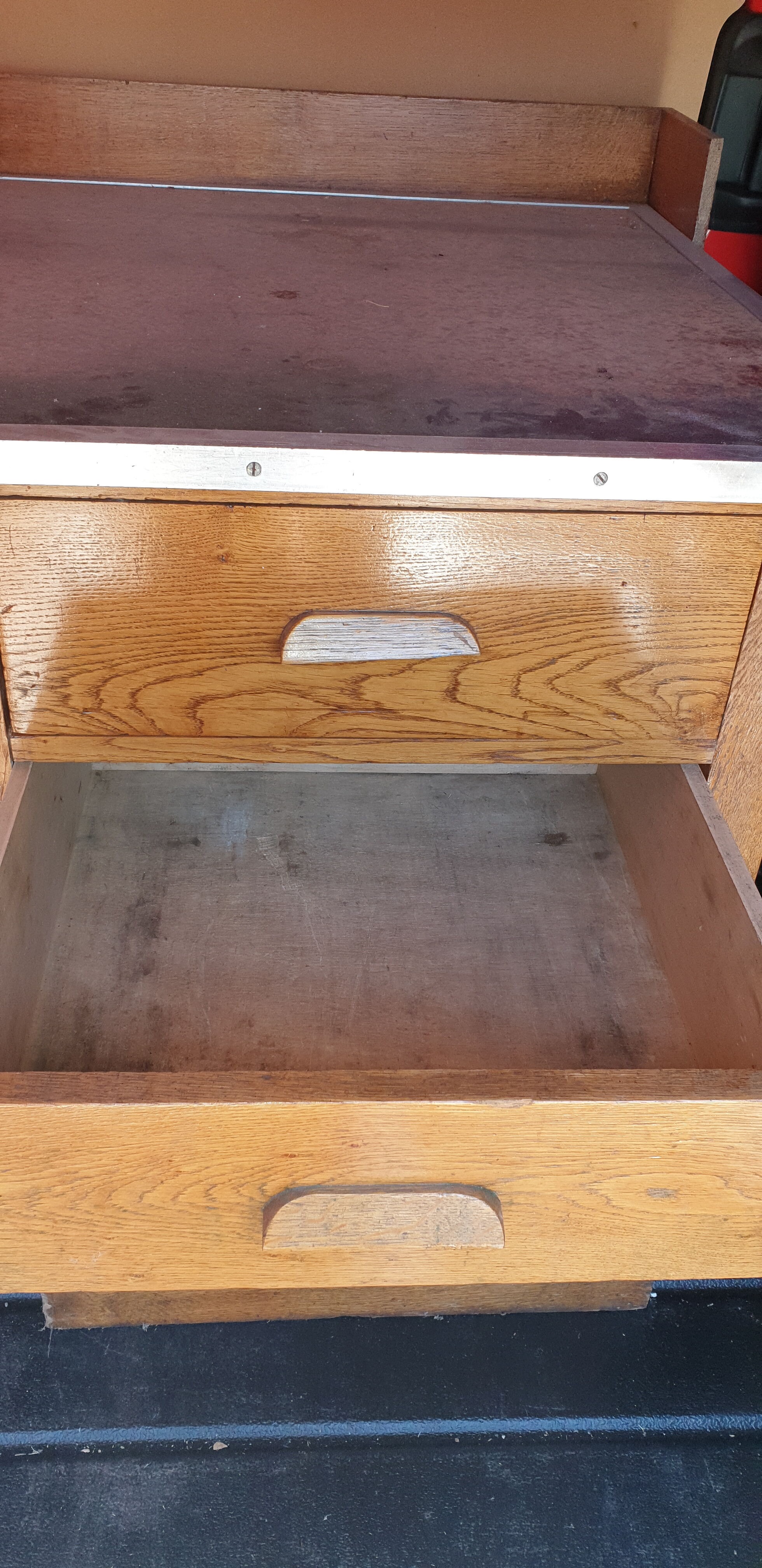 Old industrial workshop establishment and its 4 drawers