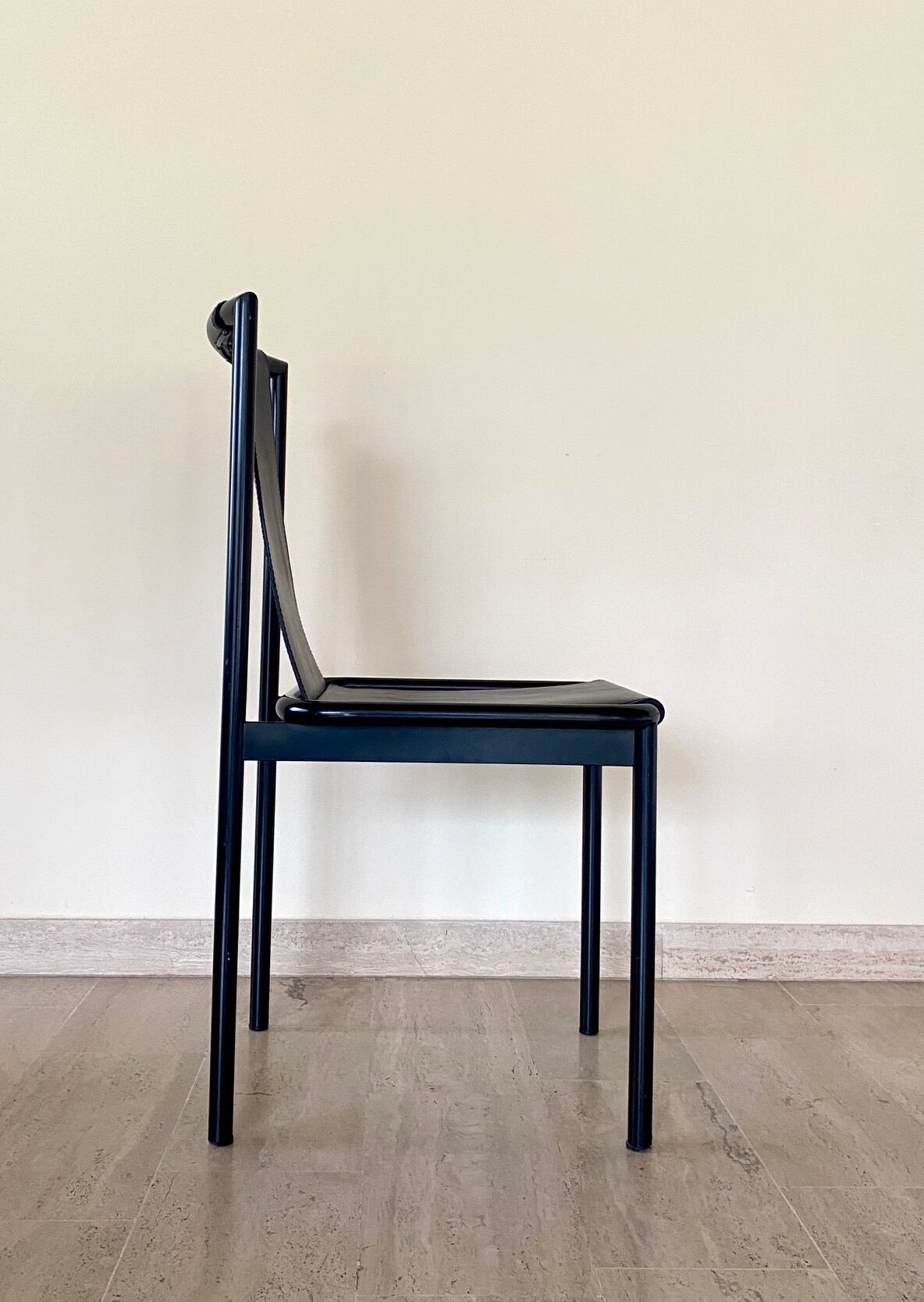 4 postmodern design chairs in black metal and leather, 1980's