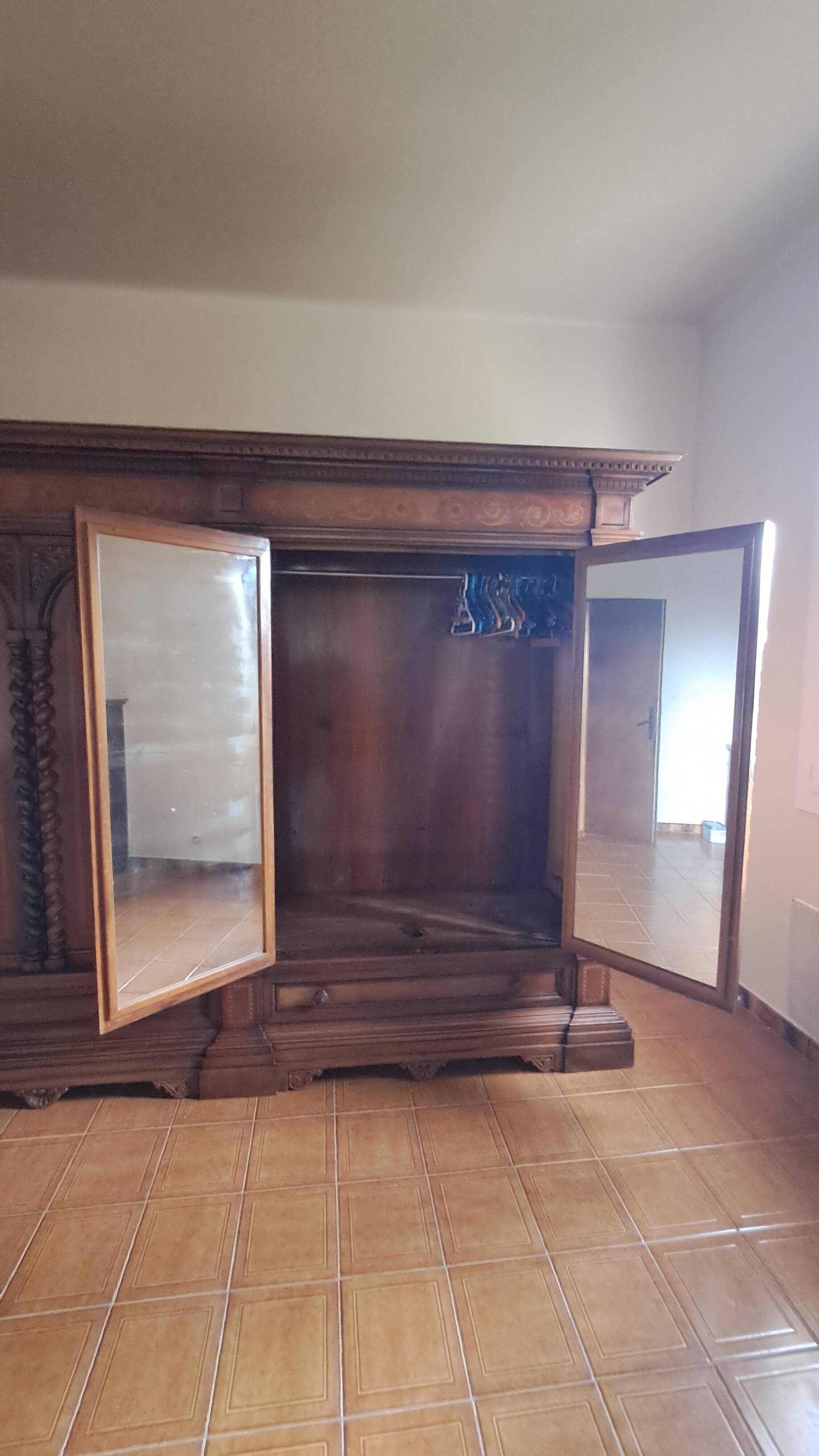 Wardrobe - neo-Renaissance in carved solid wood - possible lot sale