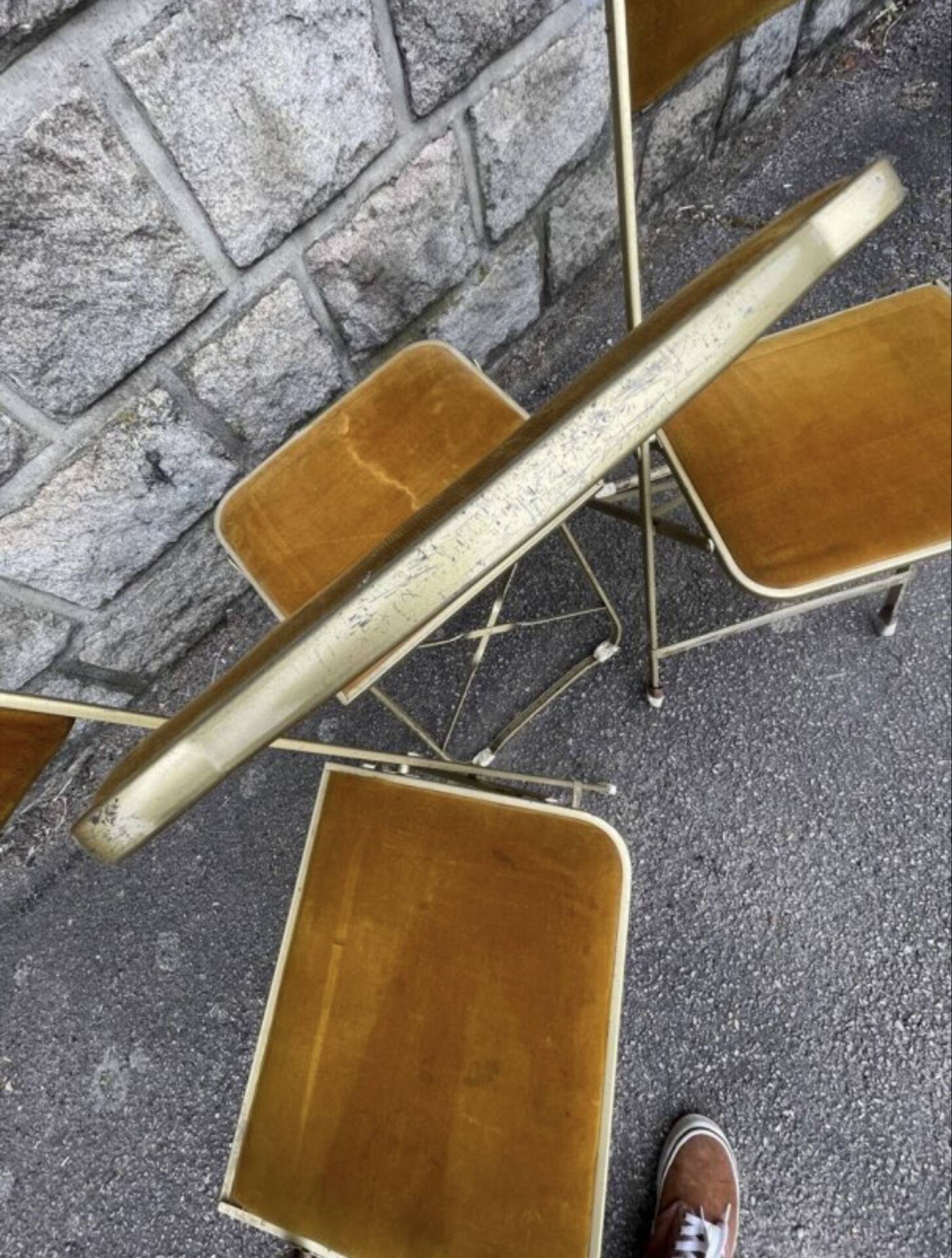 3 chaises d'opéra pliantes anciennes en velours doré et laiton