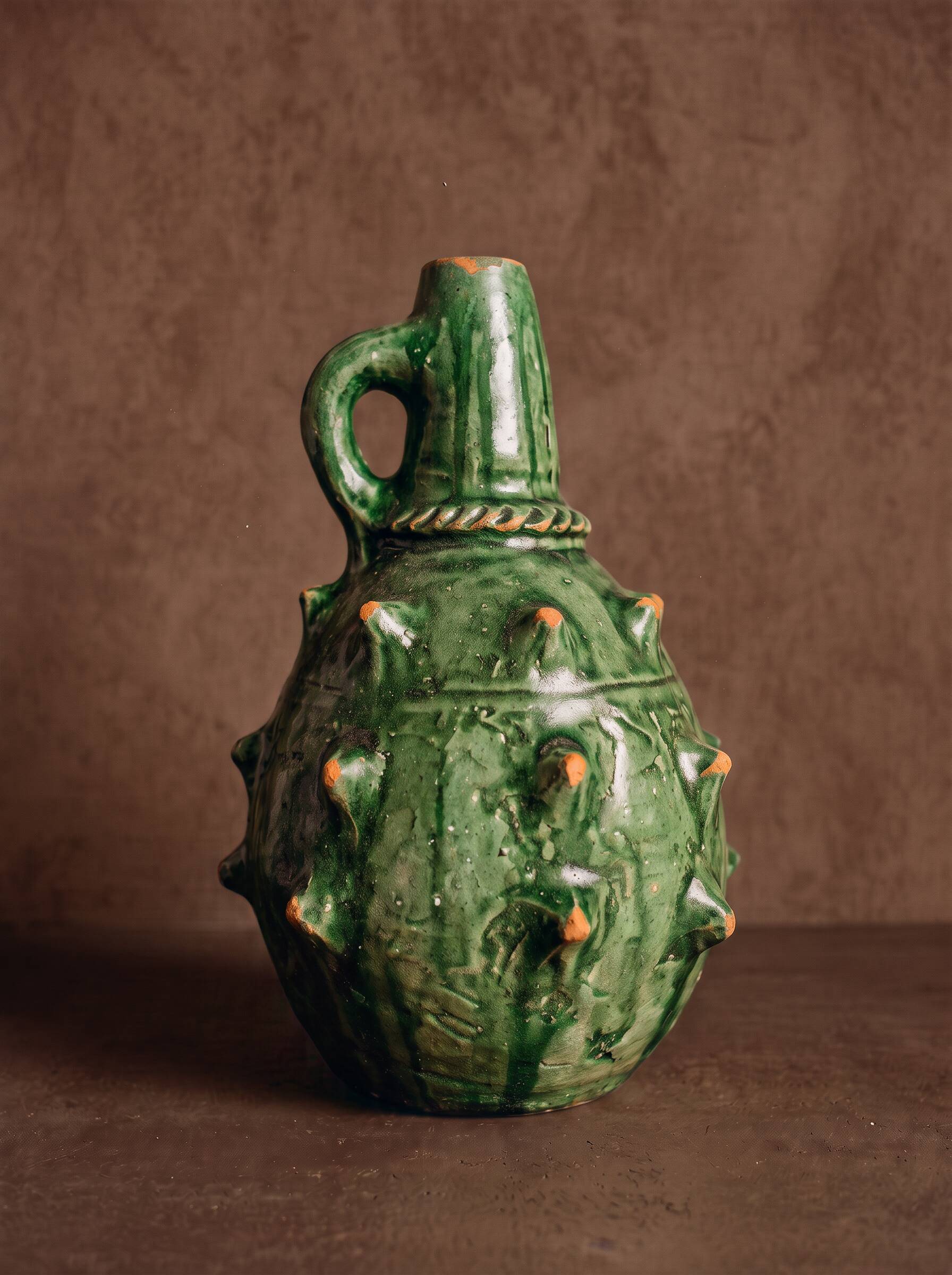 Studded amphora with twisted band
