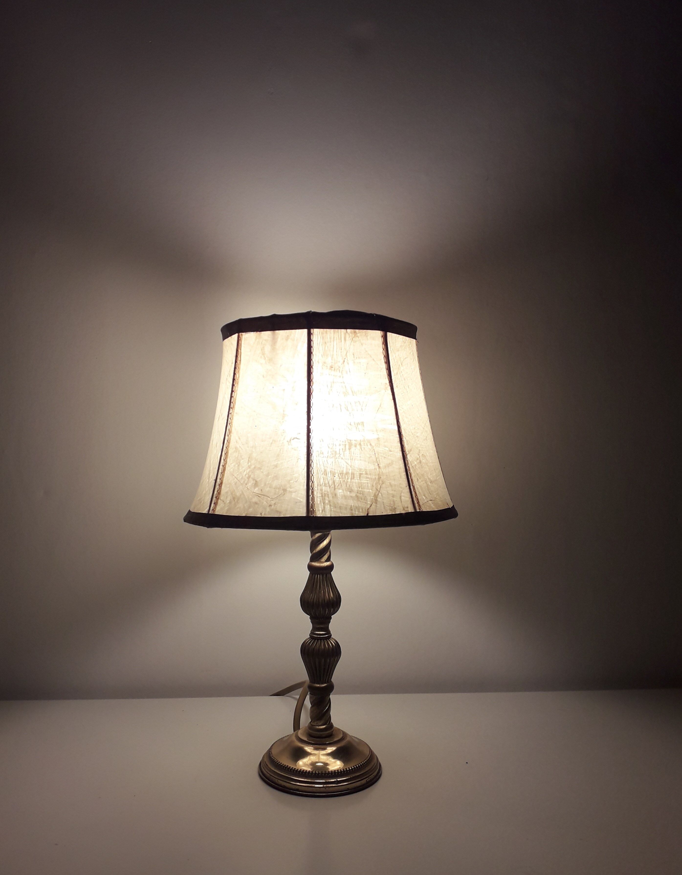 Lampe à poser / chevet - Pied laiton. 1960