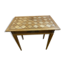 Table bureau en parqueterie de chêne doré, 1 tiroir.