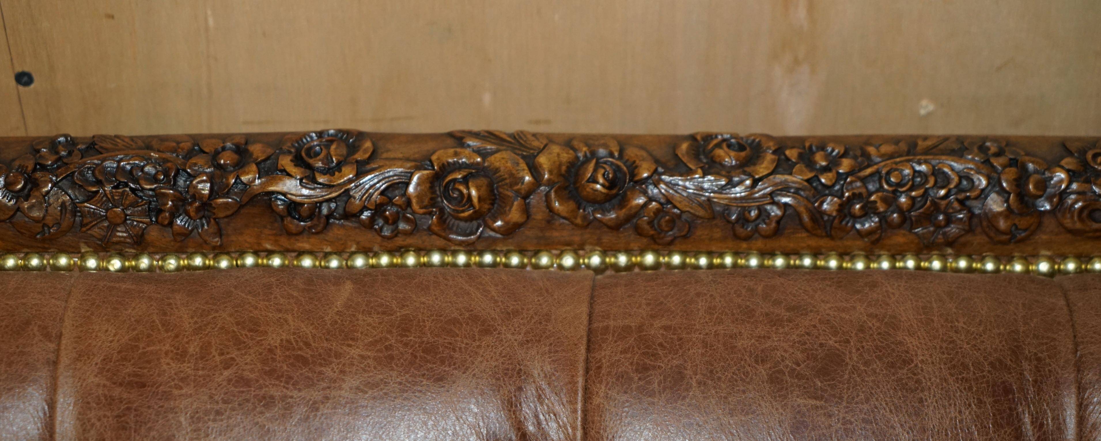 Chesterfield Regency 1810 antique canapé restored in leather with a carved frame.
