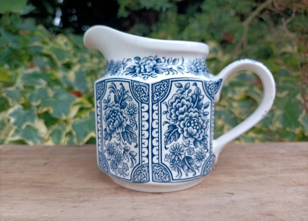 Milk jug Made in England 💐