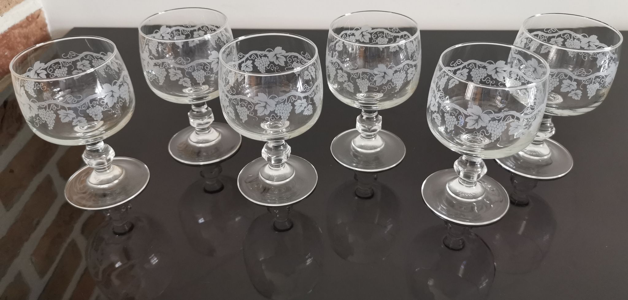 Set of 6 glasses on feet with water decoration grape and vine shoot