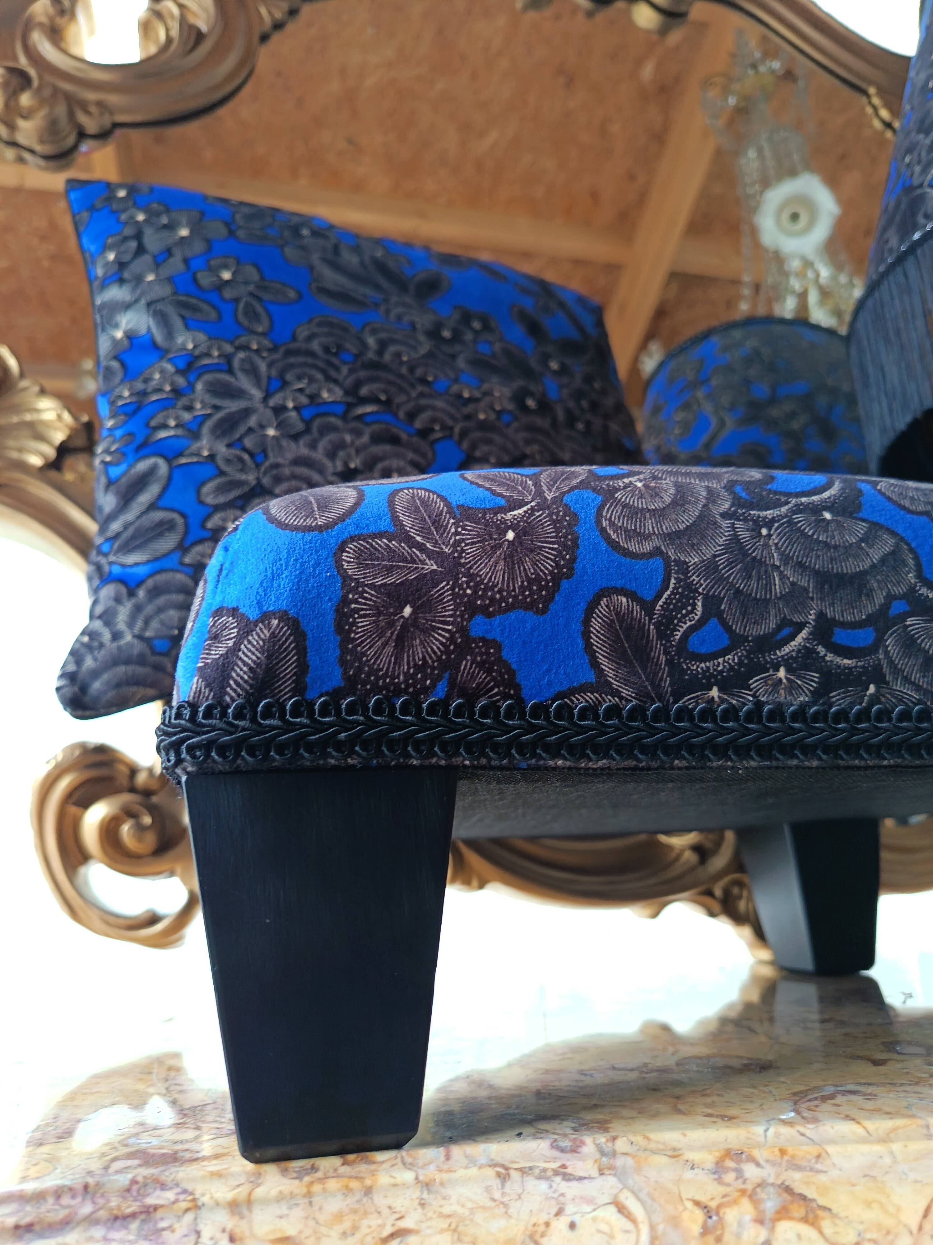 Cushion and its blue phoenix footrest