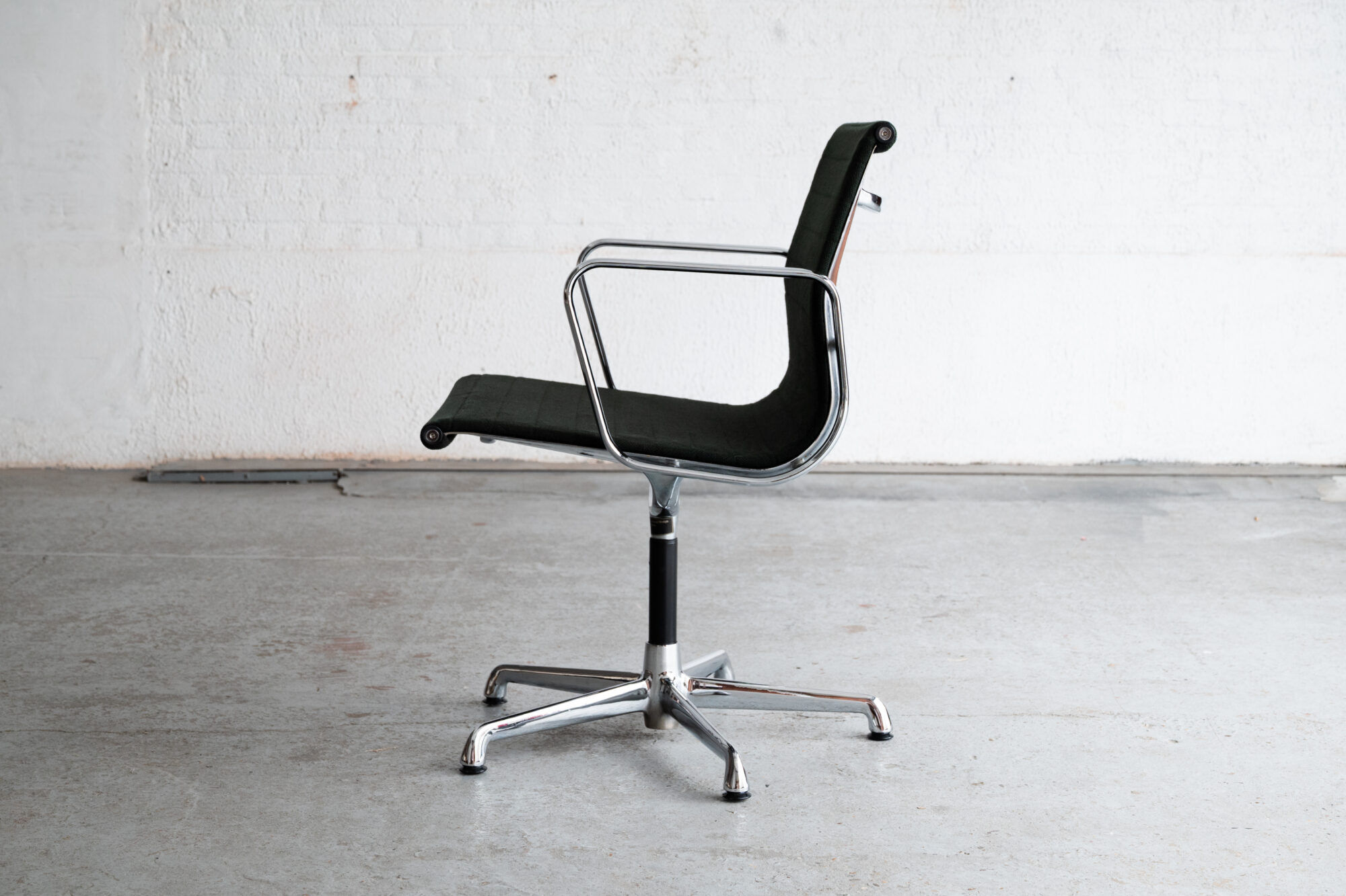 Paire de chaises de bureau ‘EA108’ par Charles & Ray Eames