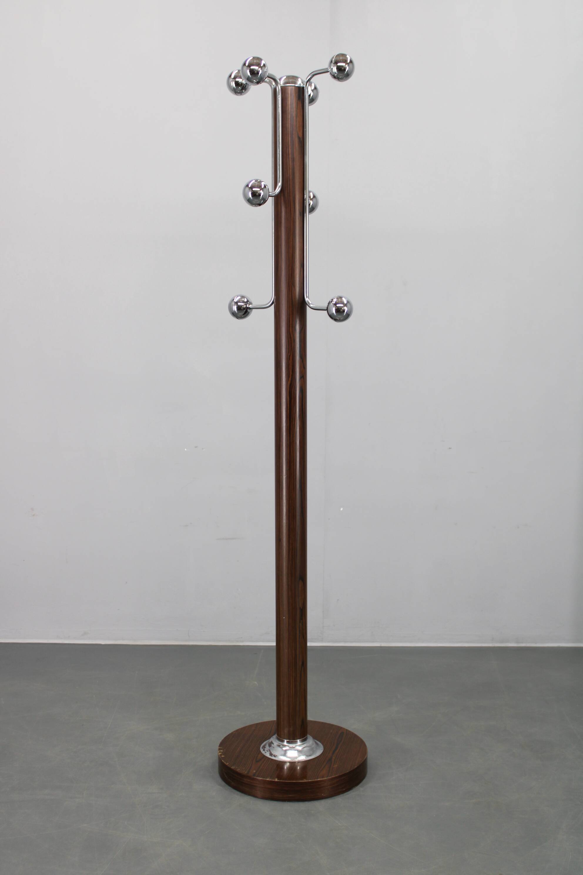 Porte-manteau italien en fer, plastique chromé et base en bois, années 1970
