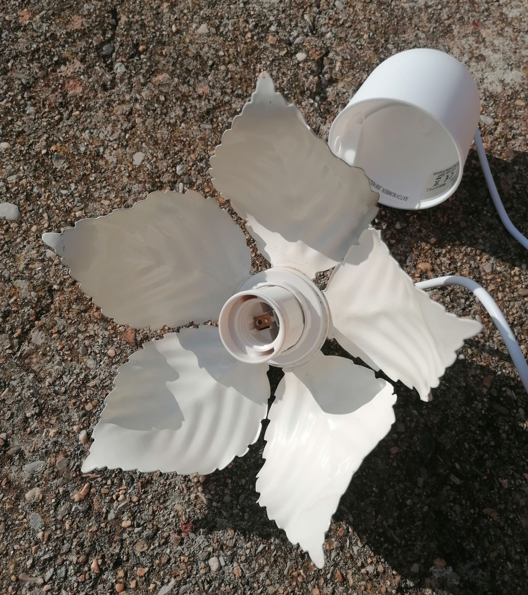 Metal flower pendant lamp
