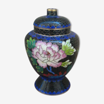 Covered vase with floral decoration