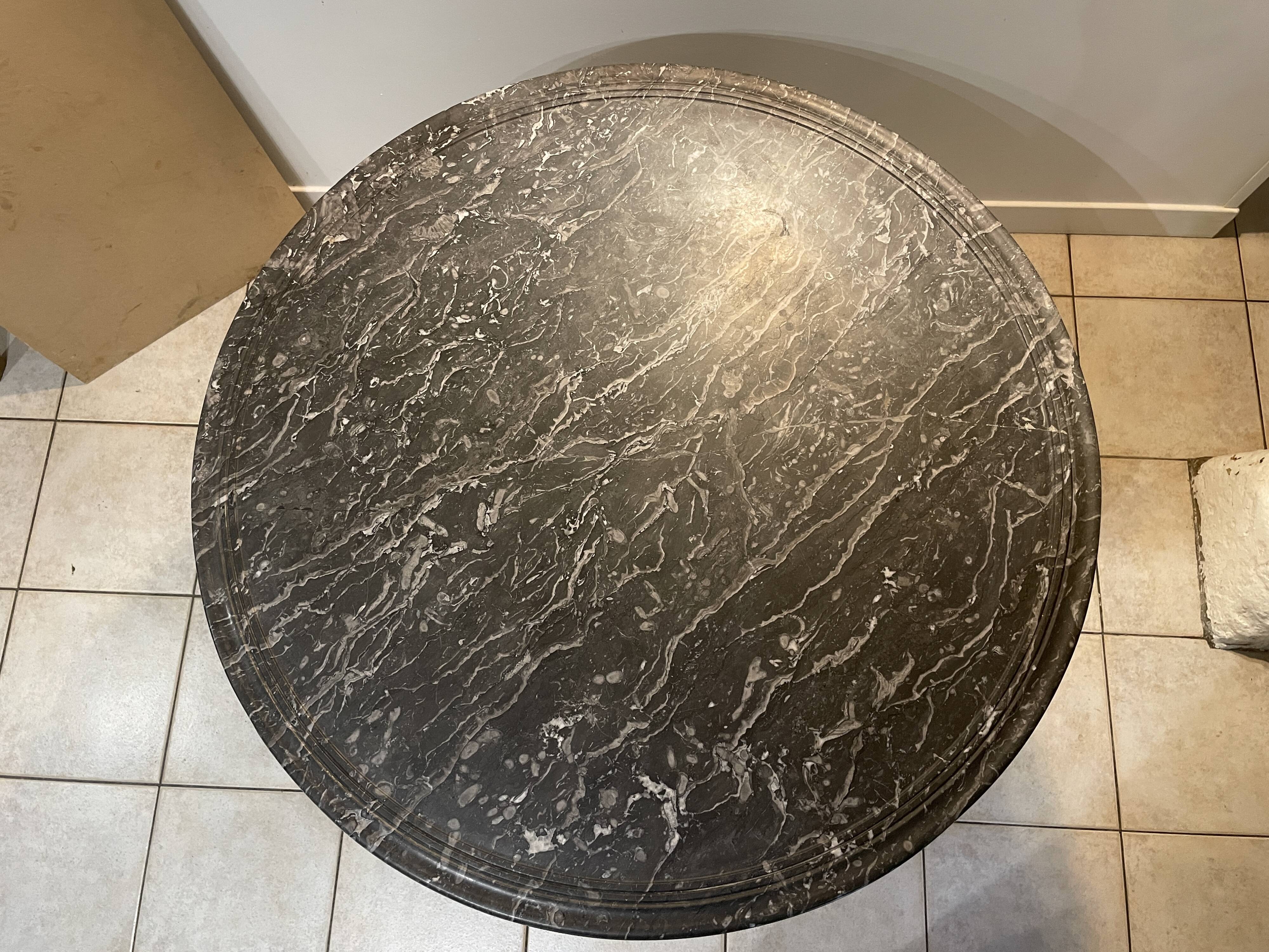 Table  ronde en marbre gris veiné
