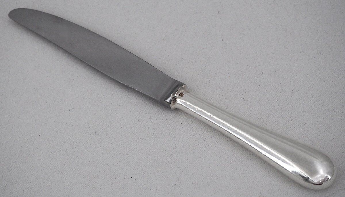 Christofle modèle Baguette, 12 couteaux de table en métal argenté, en parfait état.