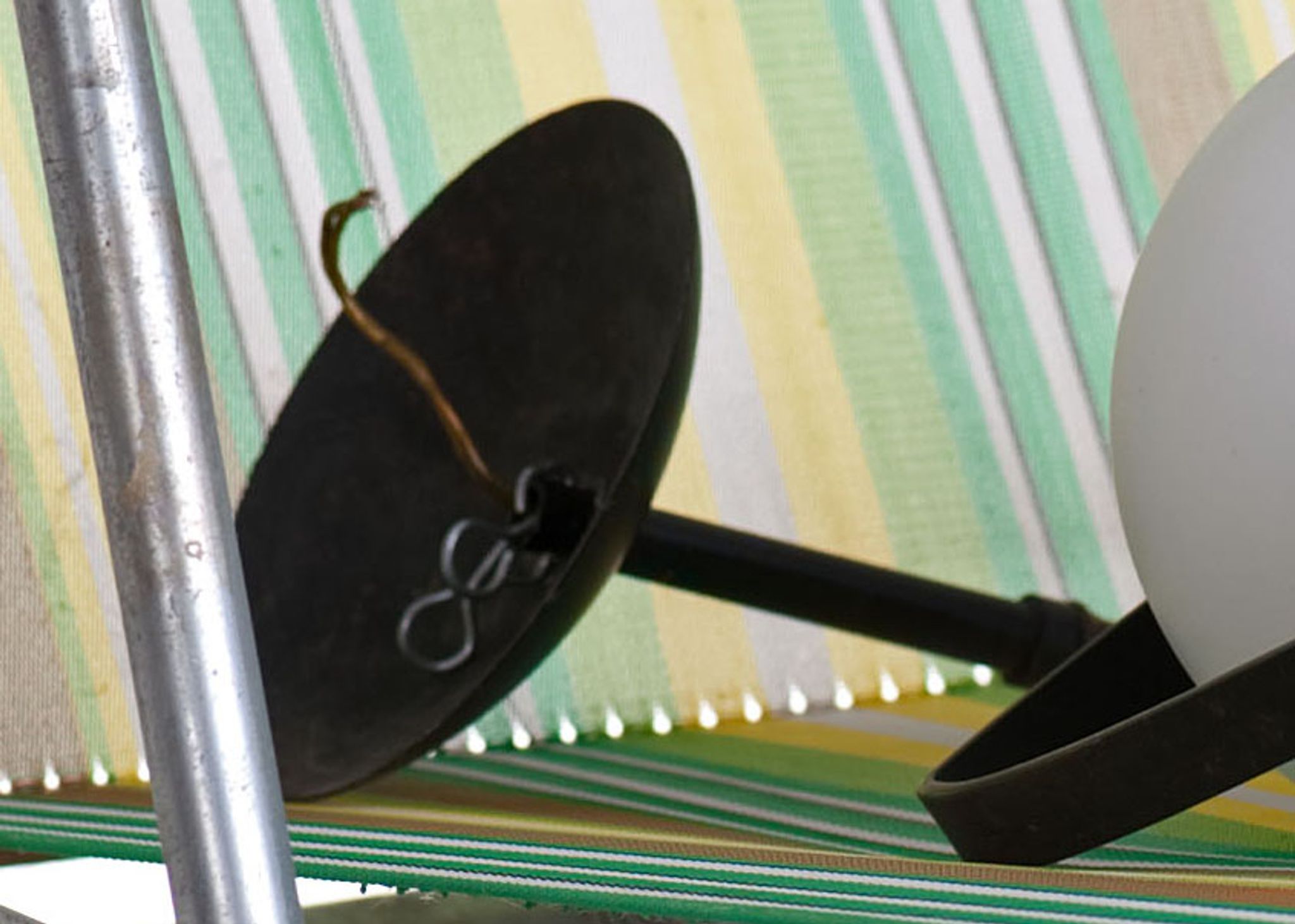 Lustre vintage opaline & métal noir 1950