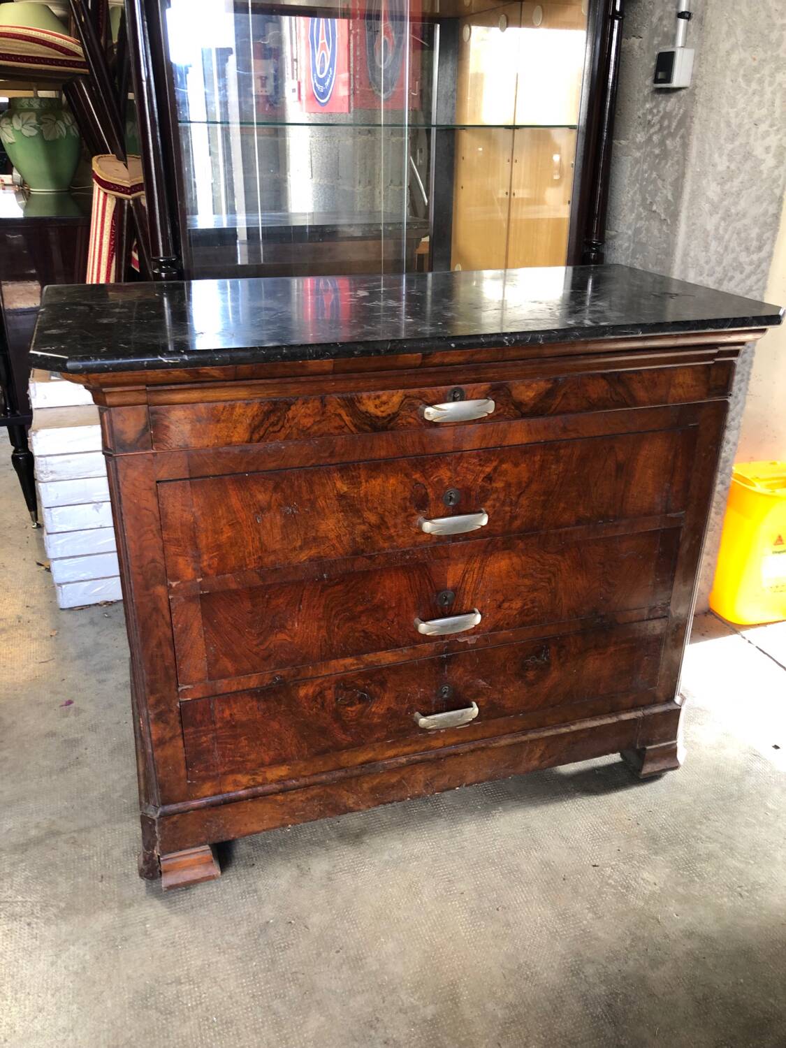 Commode ancienne avec plateau marbre noir