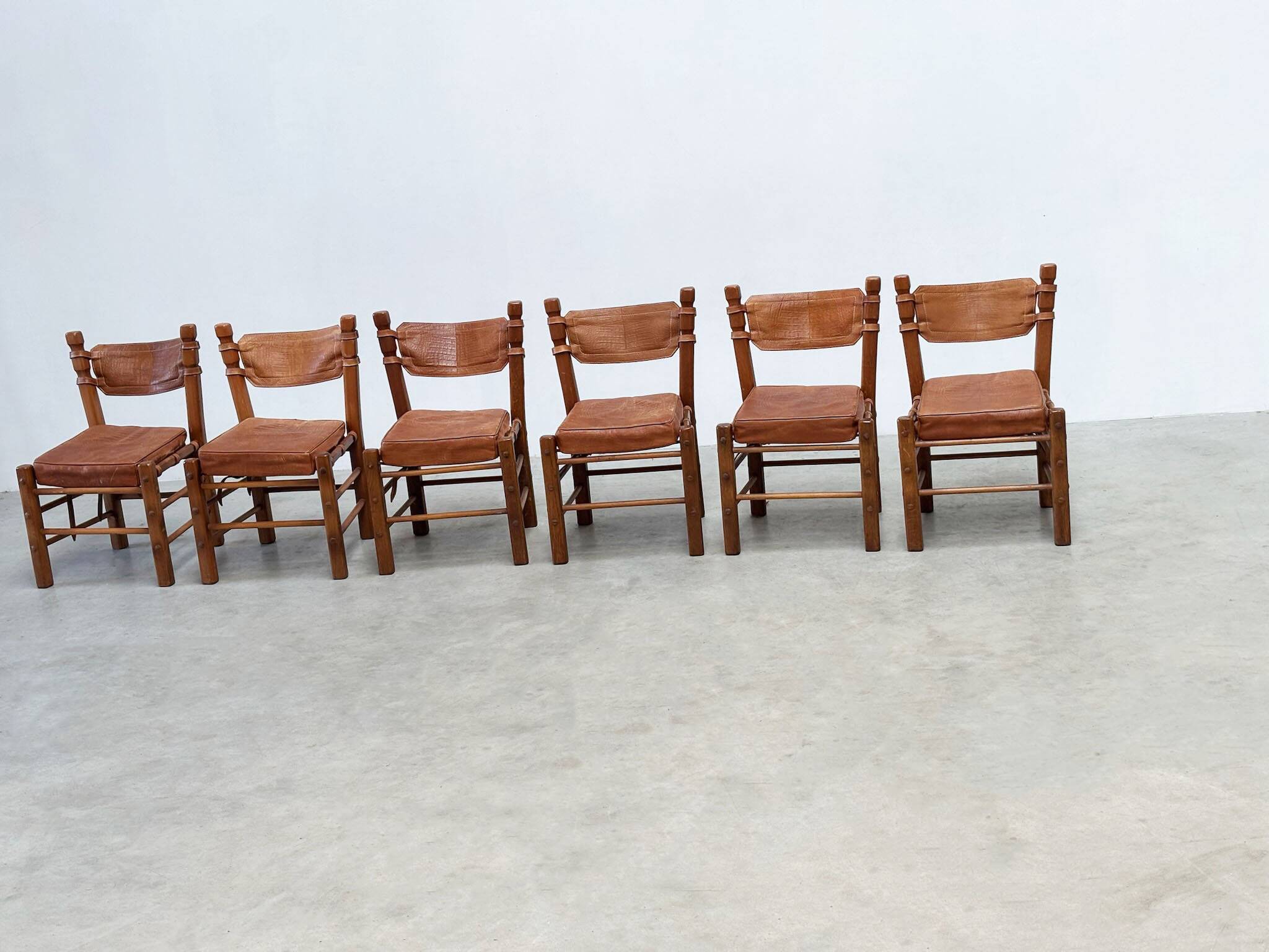 Ensemble de six chaises de salle à manger en cuir brutalistes