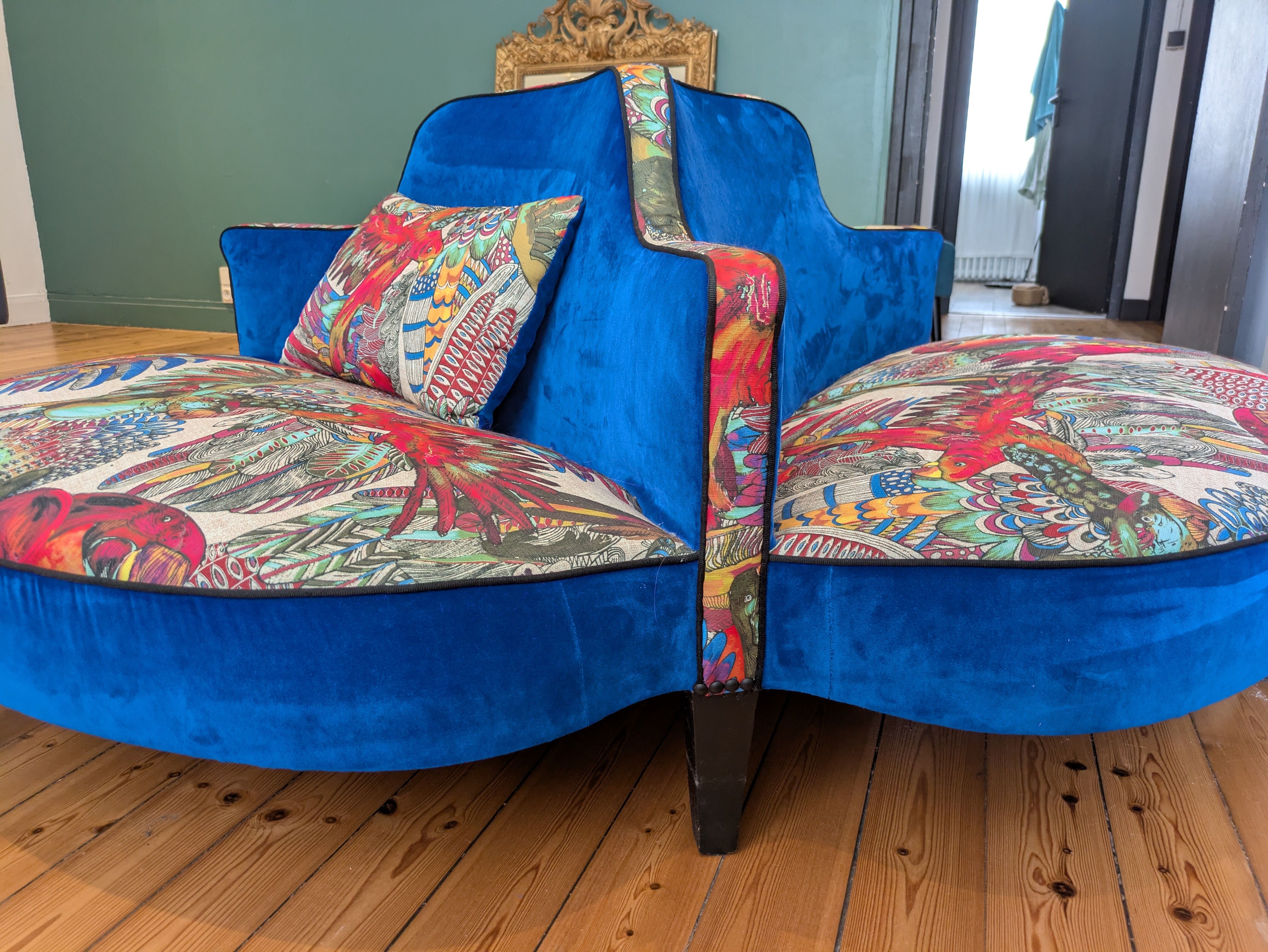 Round conversation sofa – blue velvet & parrot fabric – 140 cm