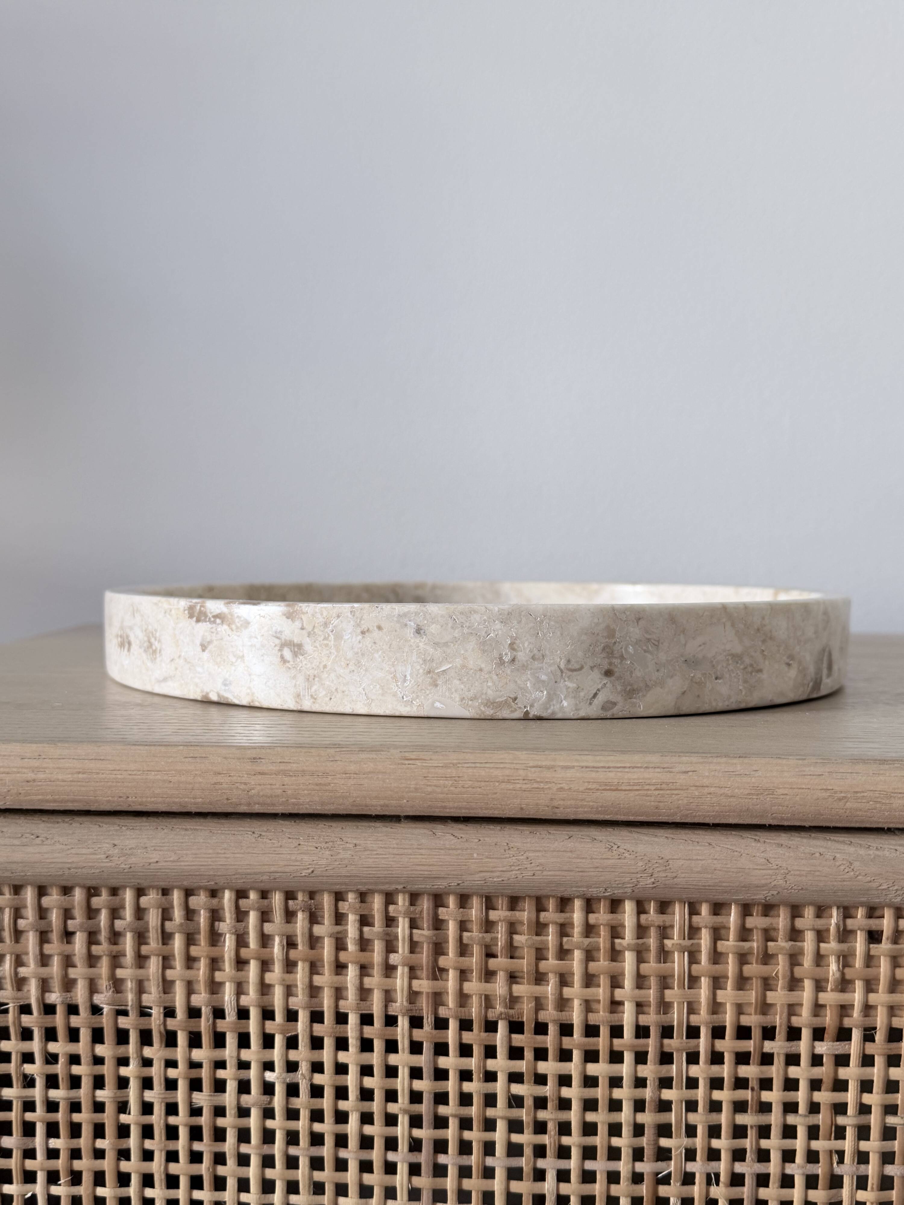 Small round tray in travertine