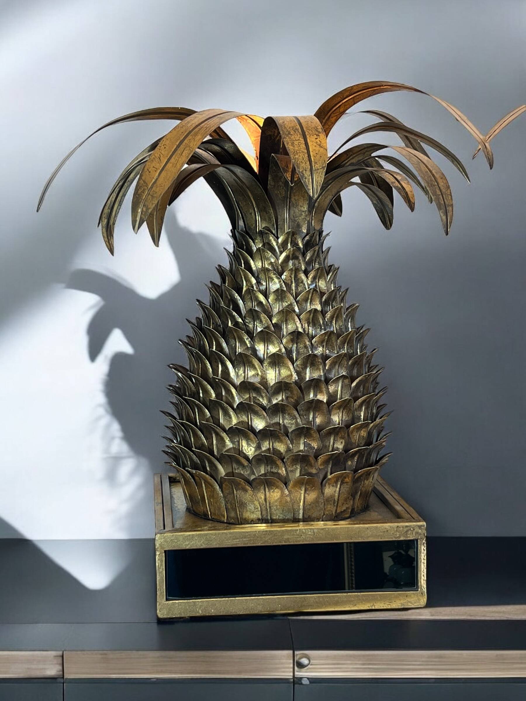 Pineapple-shaped lamp. in the "jansen of the 70s" style in metal.