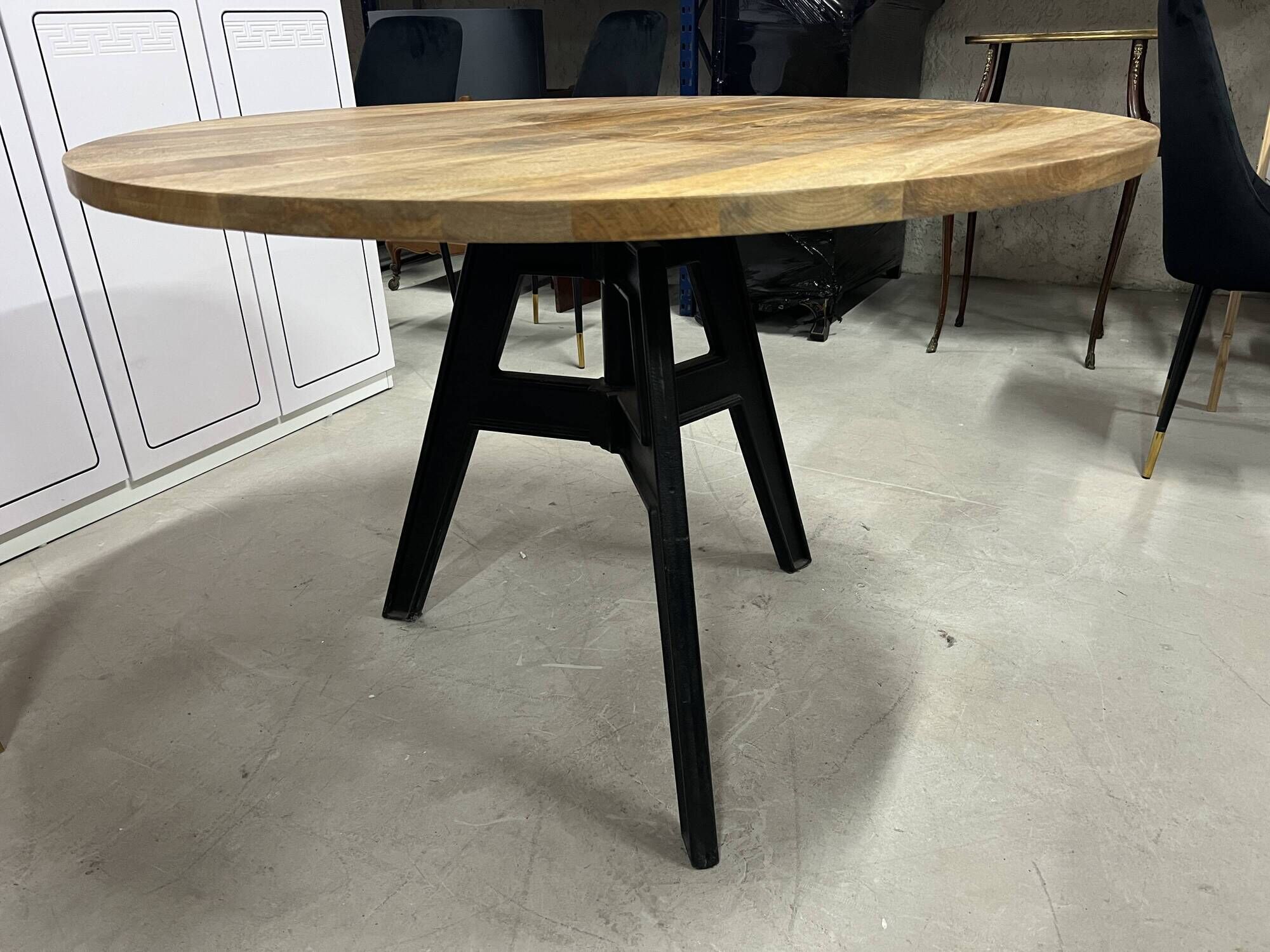 Industrial dining table for 6 to 8 people in mango and cast iron