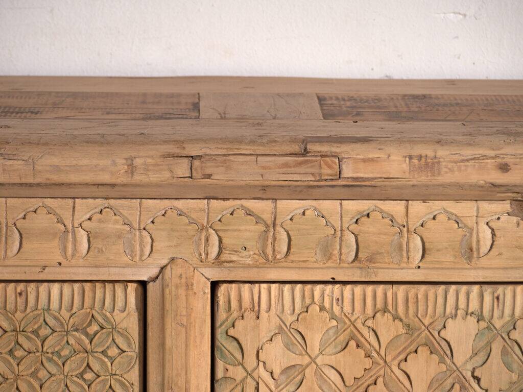 Buffet bas ancien sculpté en bois de sapin – Chine, vers 1900