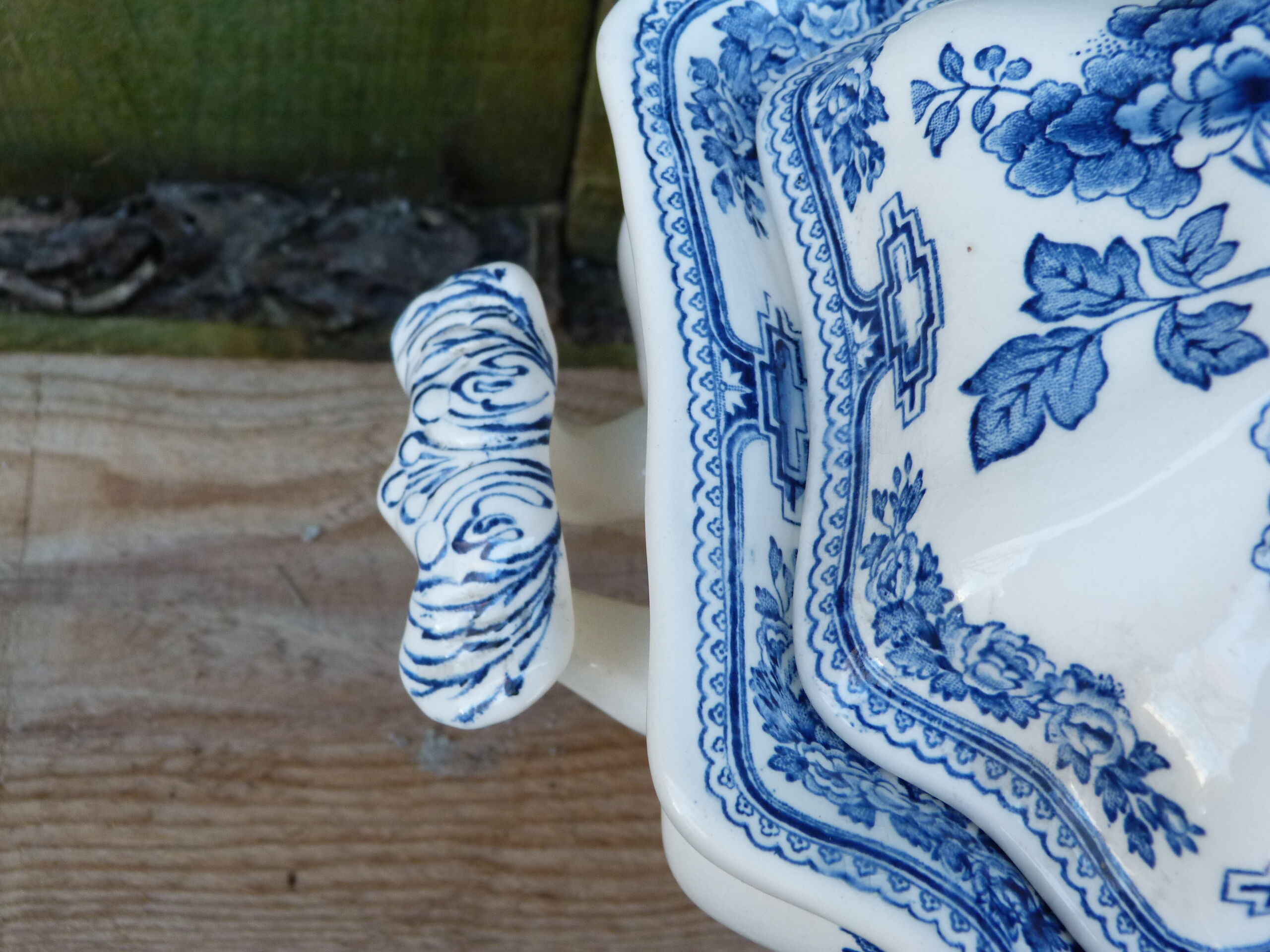 Old English tureen Mason's blue floral pattern