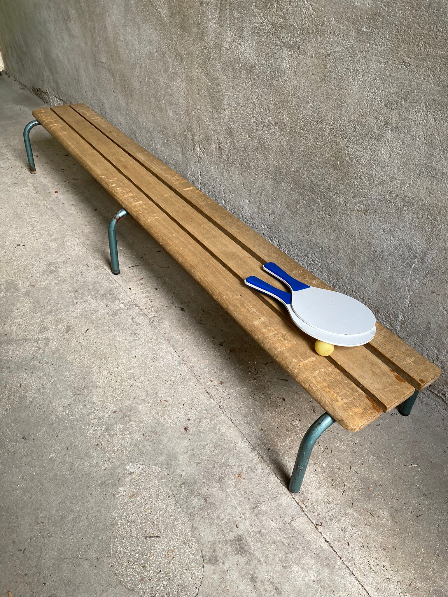 Vintage wood kindergarten bench and tubular structure in Long lacquered metal. 2m / High. 25 cm