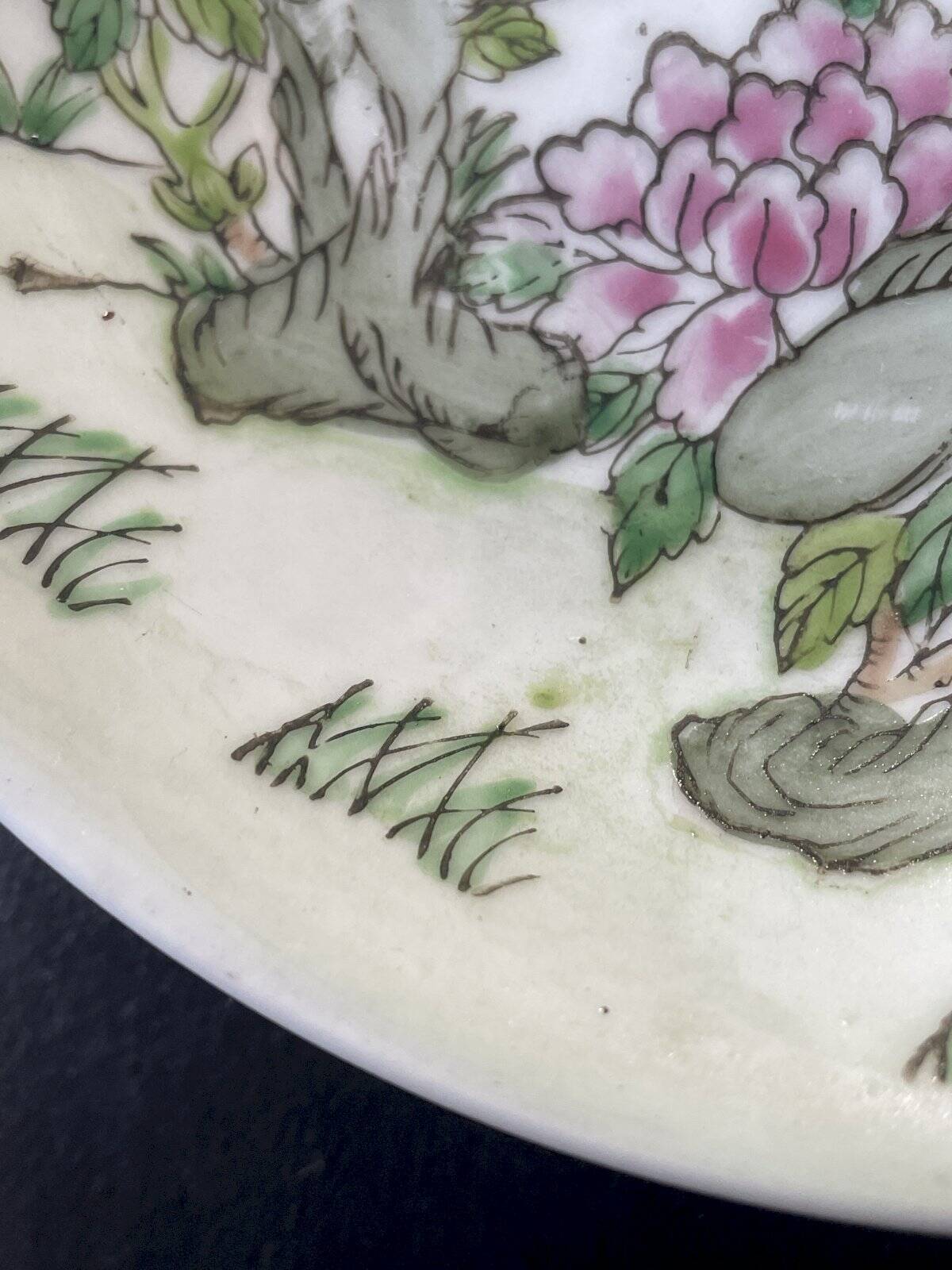 Chinese ceramic bowl with a diameter of 14 cm.
