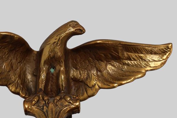Petit miroir convexe décoratif doré de style Empire avec aigle, France