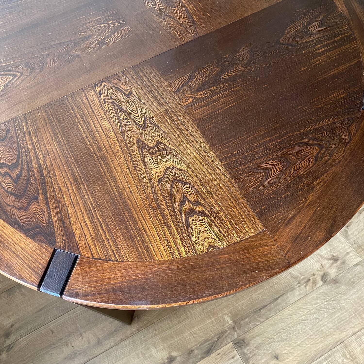 Round table in Scandinavian elm with 2 extensions