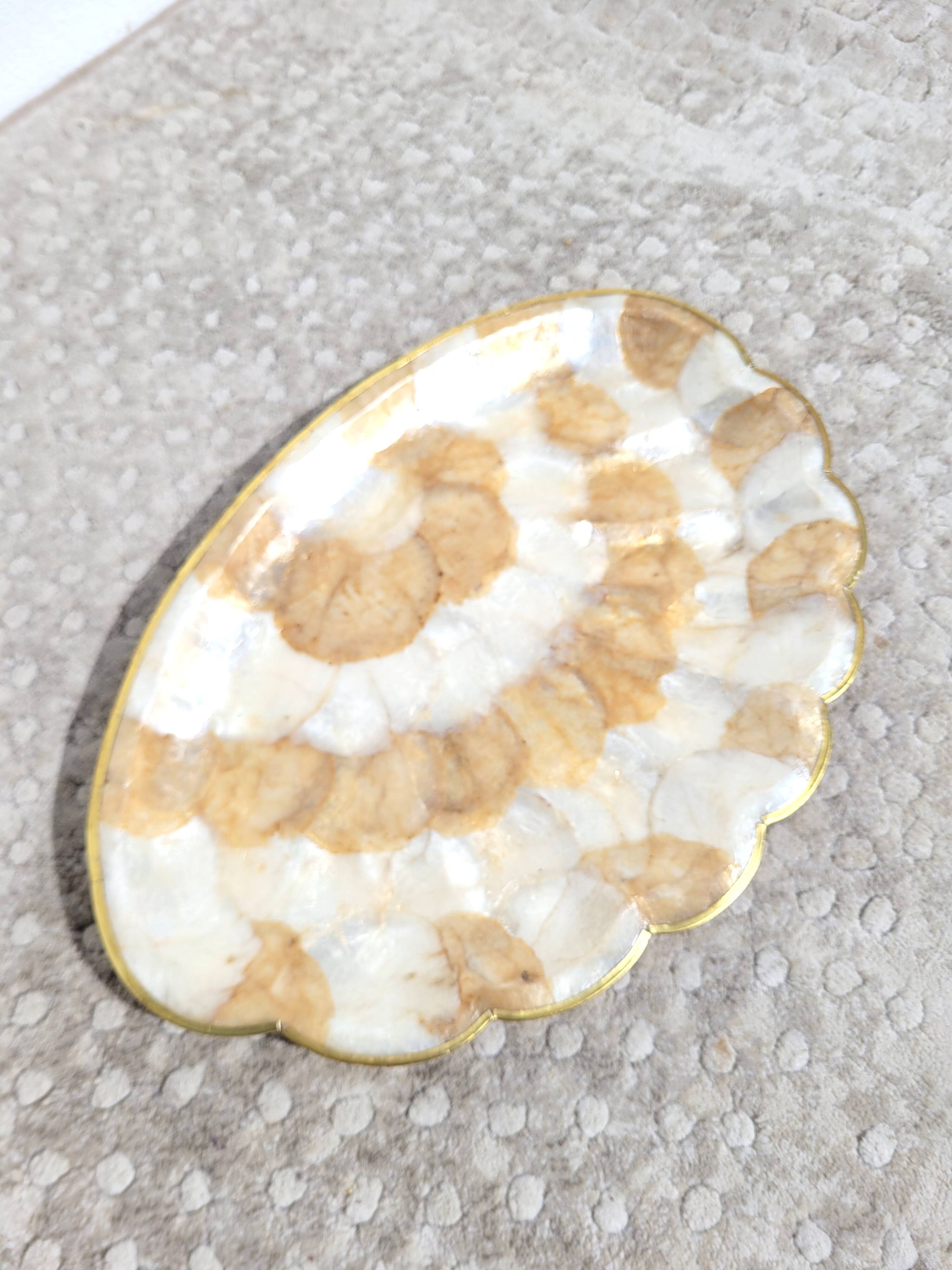 Shell tray in mother-of-pearl and brass