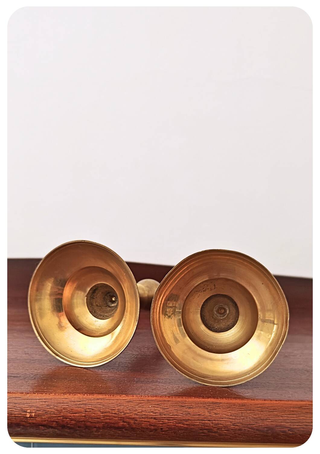Bougeoirs en laiton français du milieu du siècle – Lot de 2
