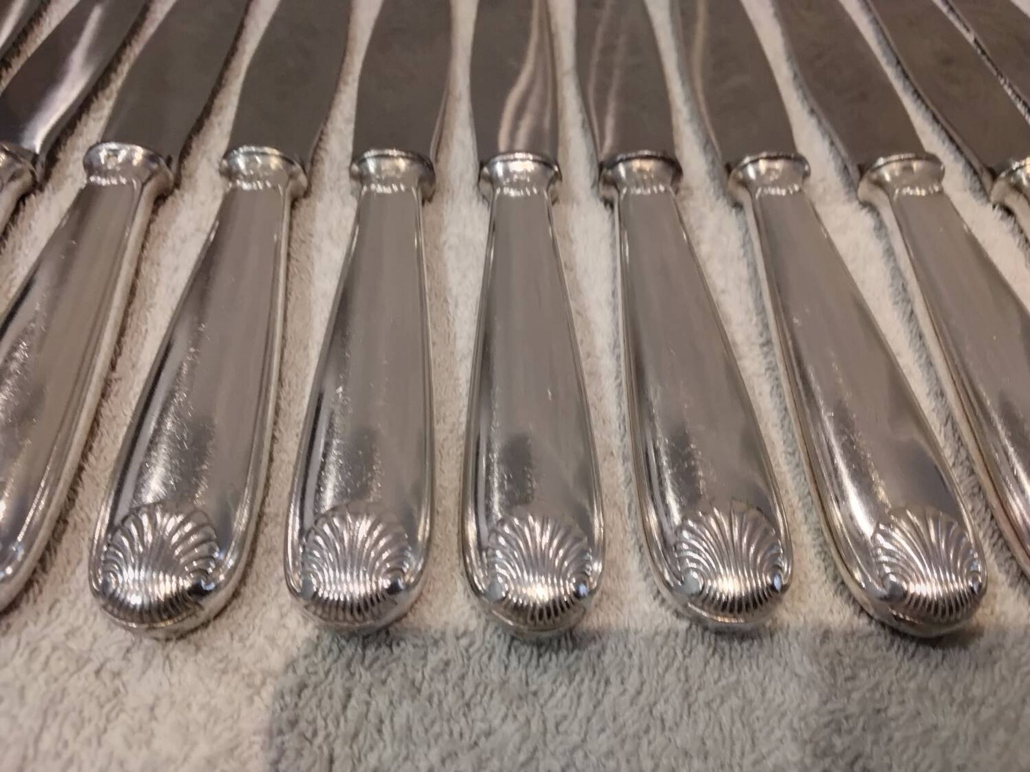 12 silver-plated table knives by Christofle Vendôme, 24.6cm