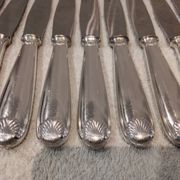 12 silver-plated table knives by Christofle Vendôme, 24.6cm