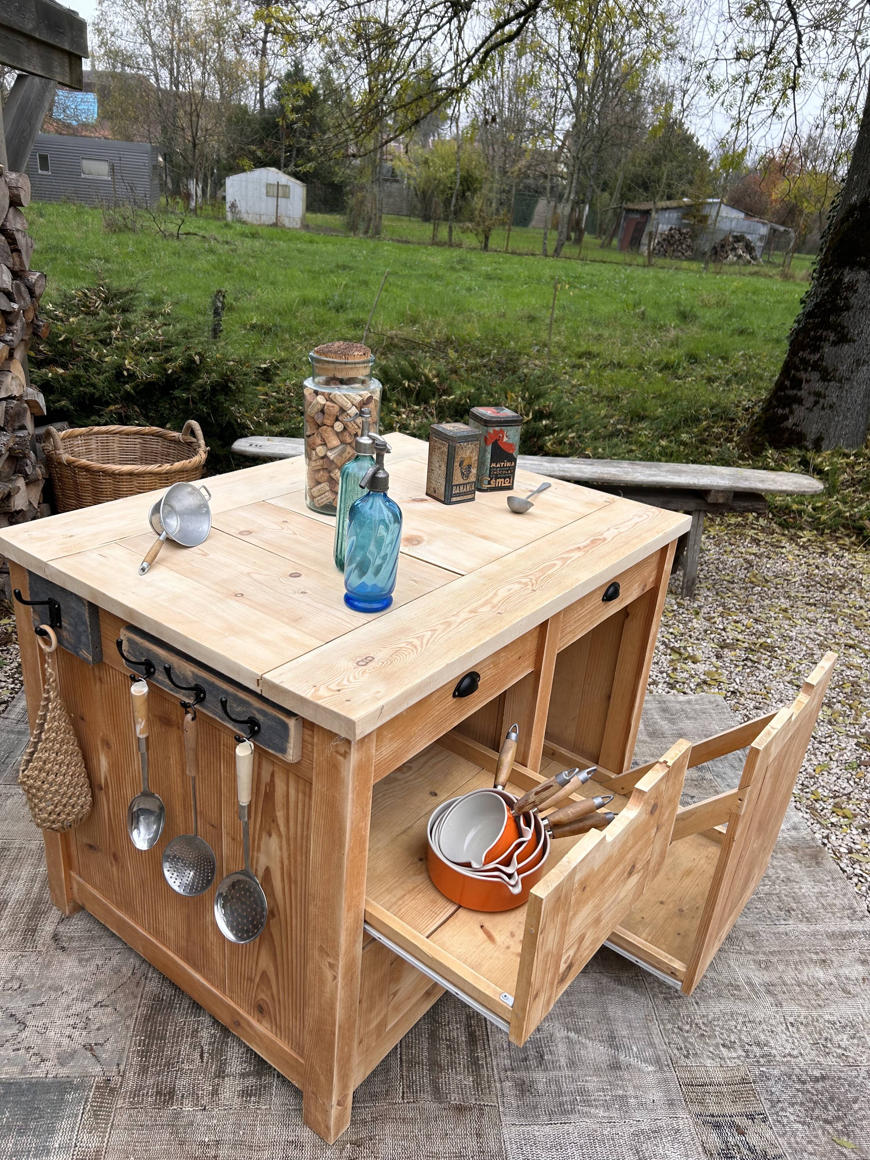 Central island / Saucepan storage unit