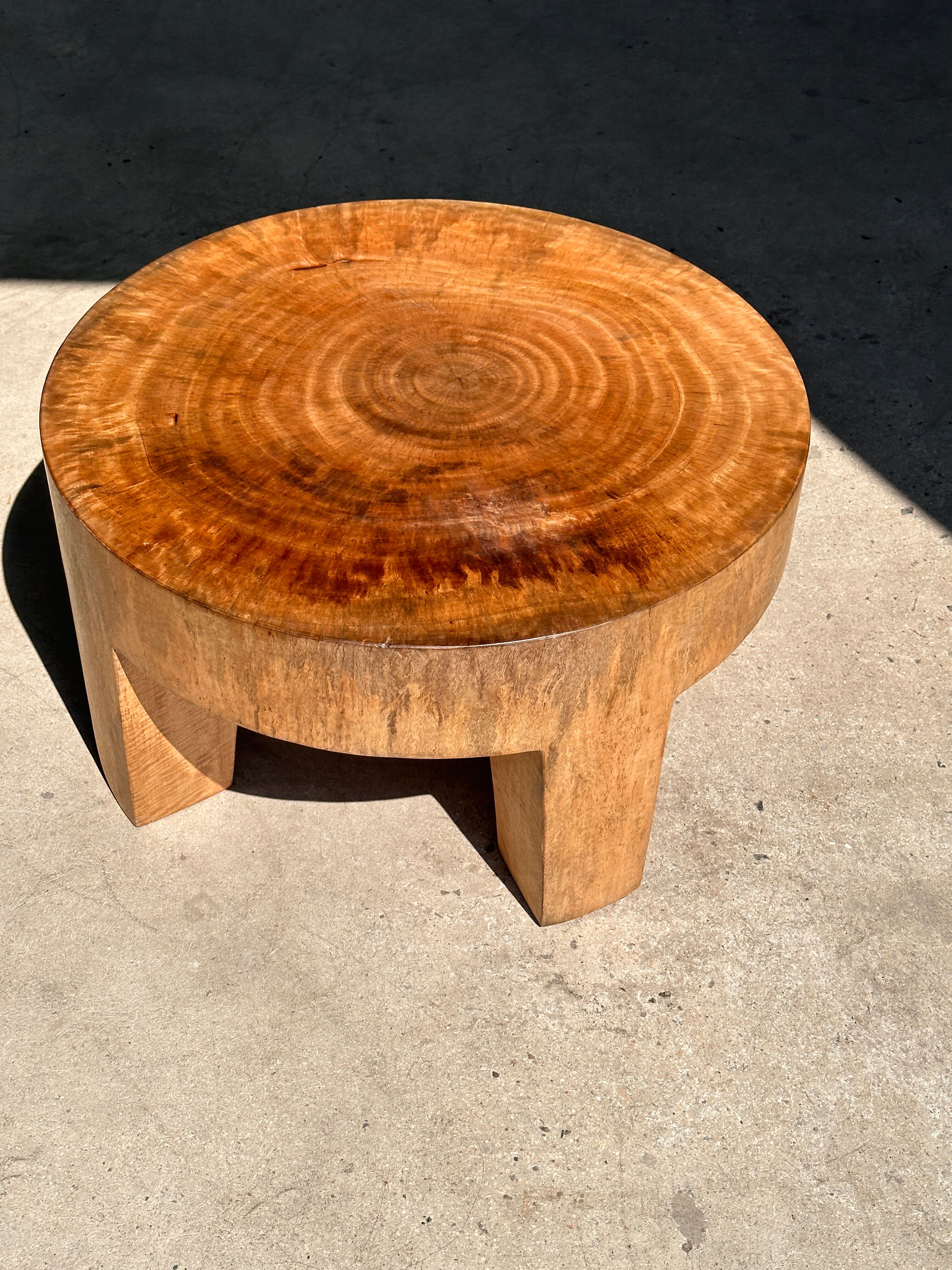 Quadripod coffee table in solid wood monoxyl natural color (dark)