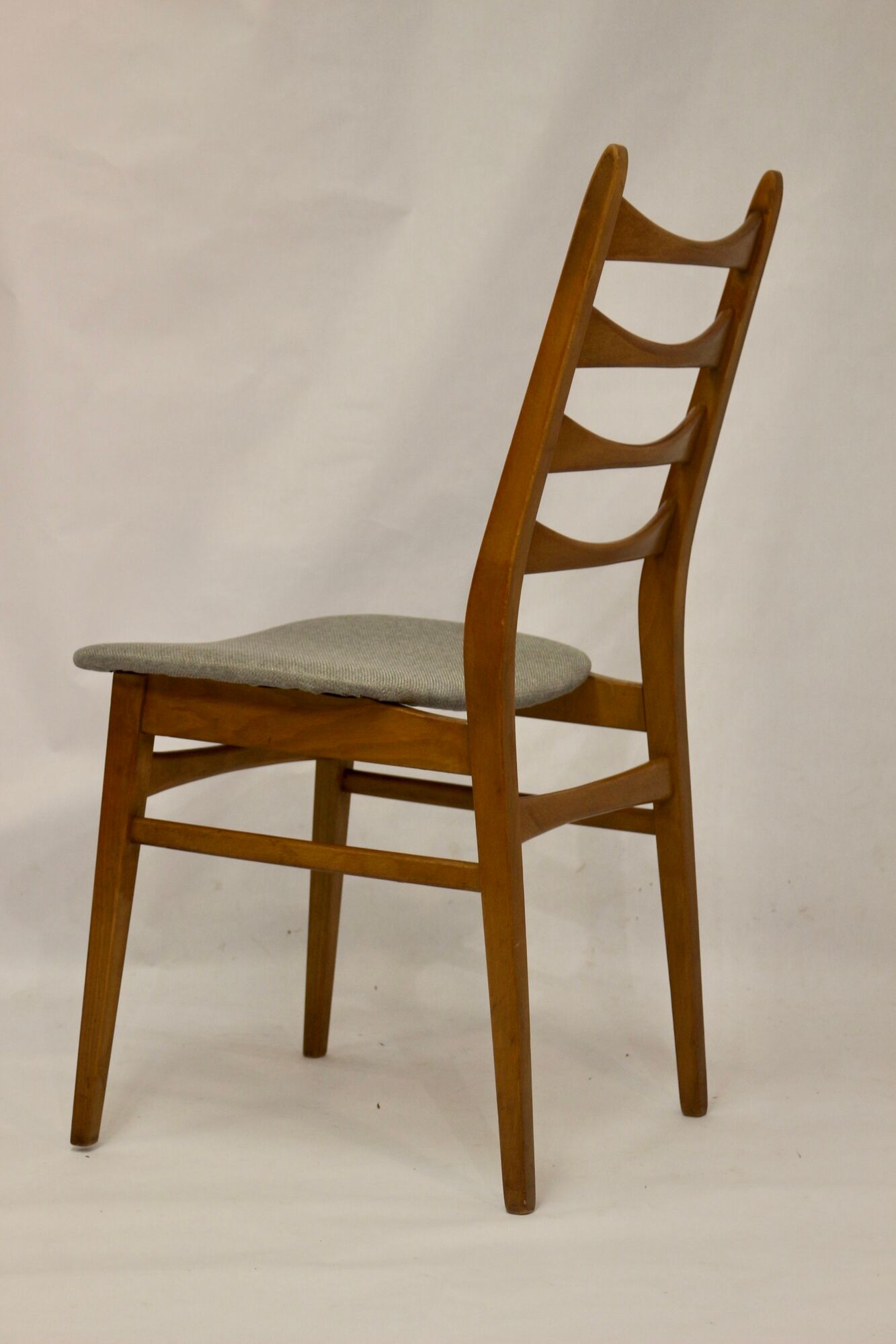 Set of 4 Scandinavian chairs year 50-60 restored anti-stain fabric gray cloud.