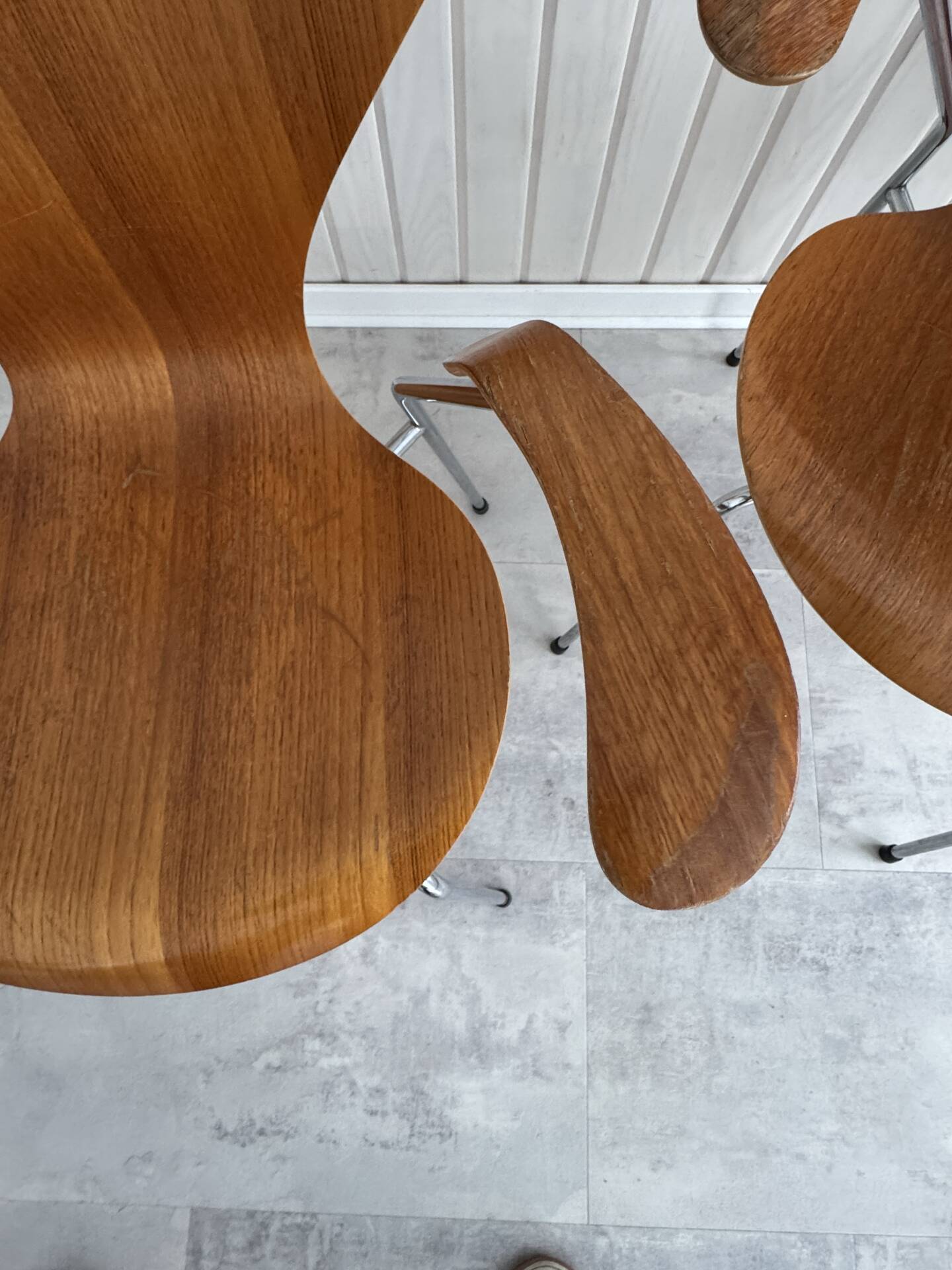 2 Series 7 chairs with armrests (3207) by Arne Jacobsen – Fritz Hansen