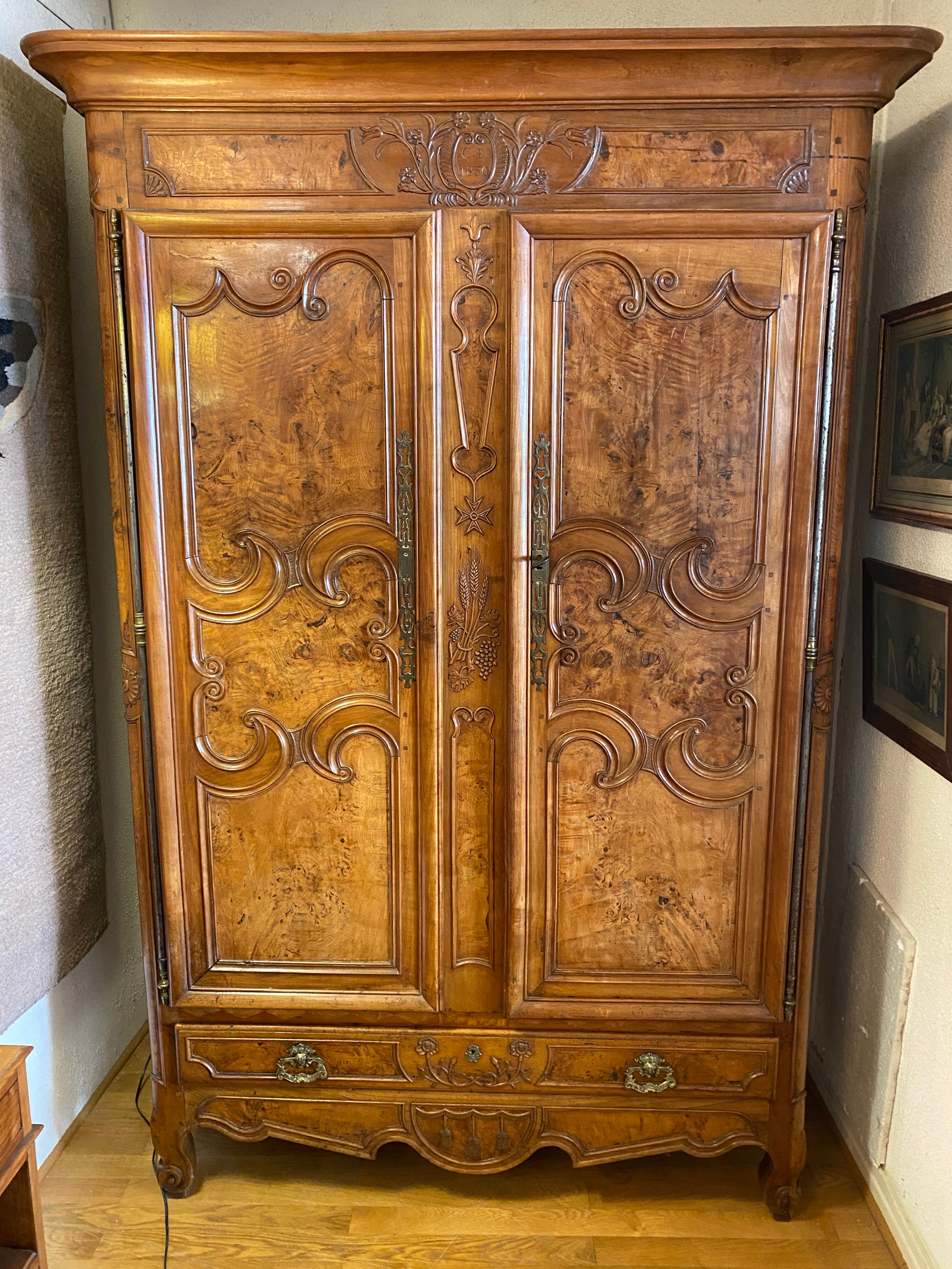 Wedding wardrobe of the Bressan country in walnut and walnut magnifying glass dated 1850