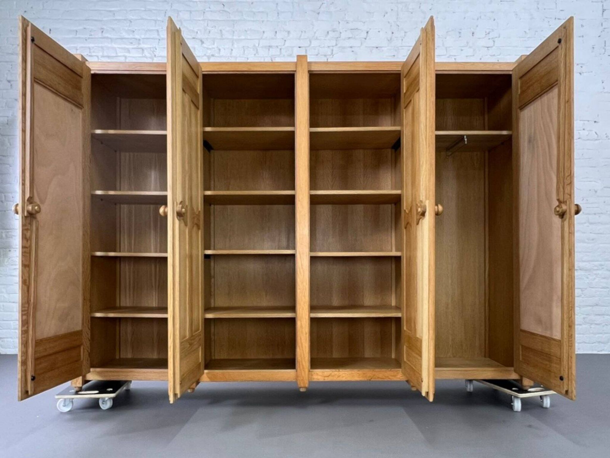 Armoire en Chêne et Laiton par Guillerme Et Chambron, 1960s