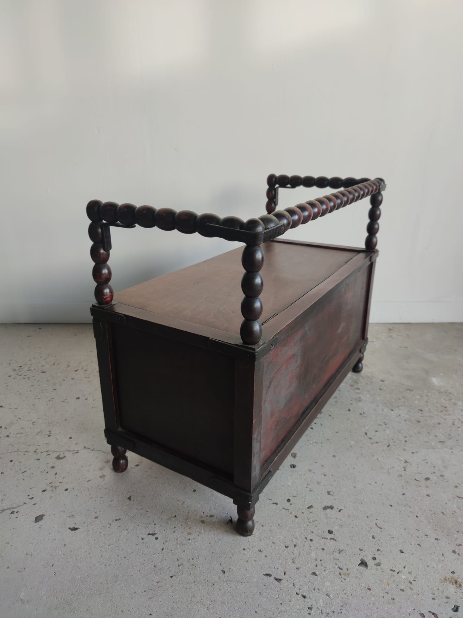 Natural wood chest forming a bench, ringed shoulders