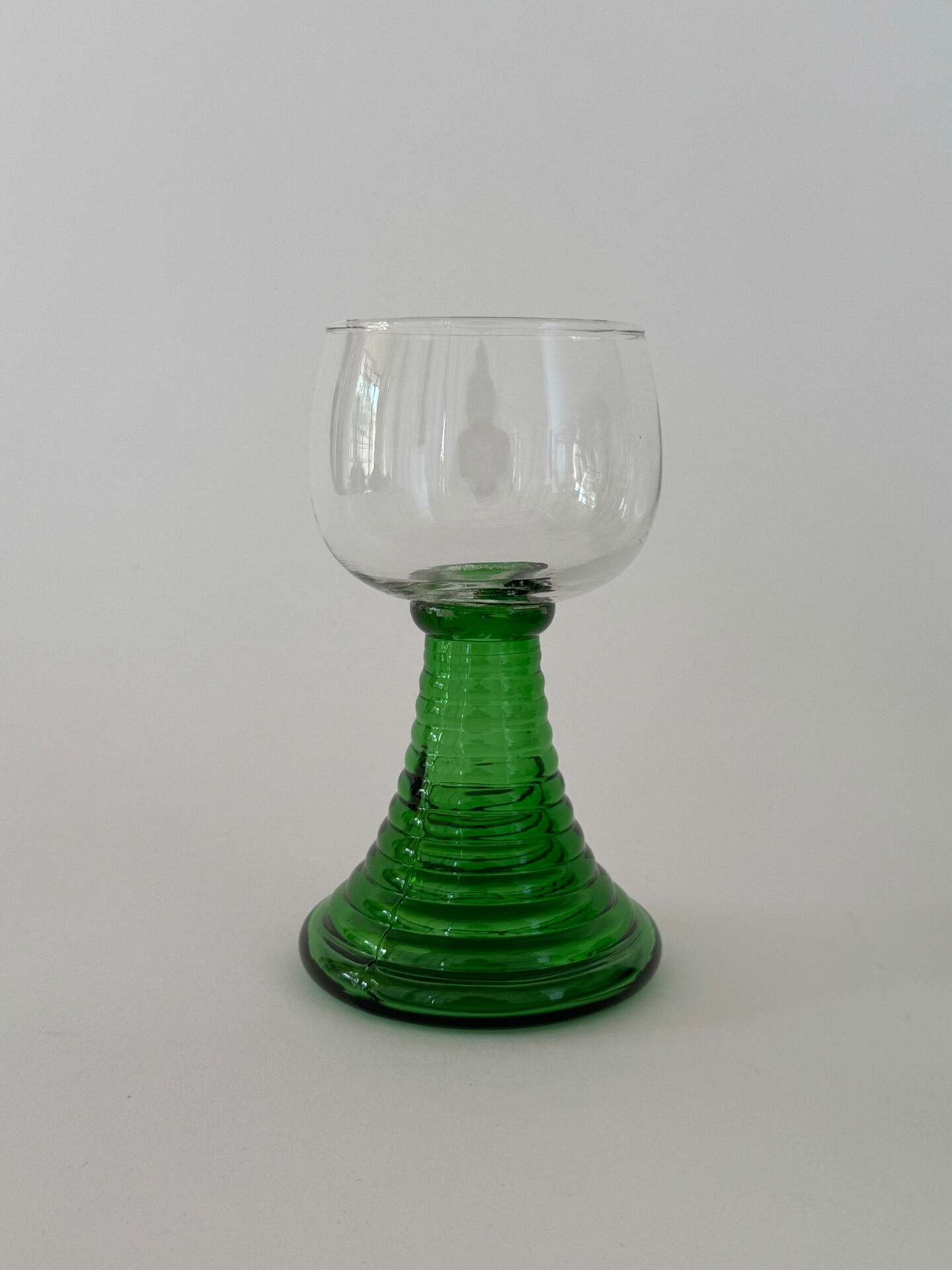 Un ensemble de 6 verres à vin vintage MCM en forme de ruche verte.