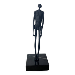 Homme debout dans le