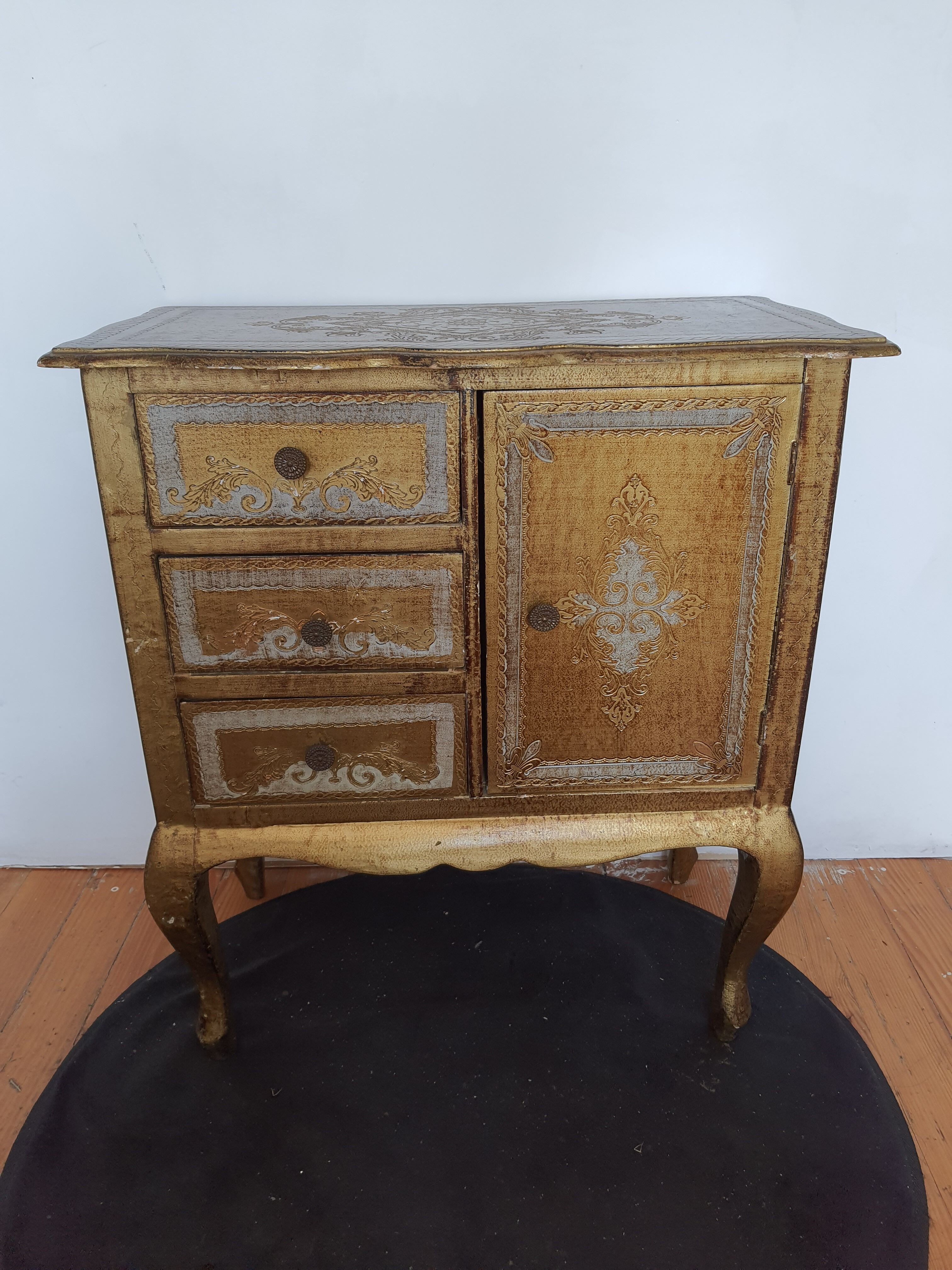 Florentine chest of drawers